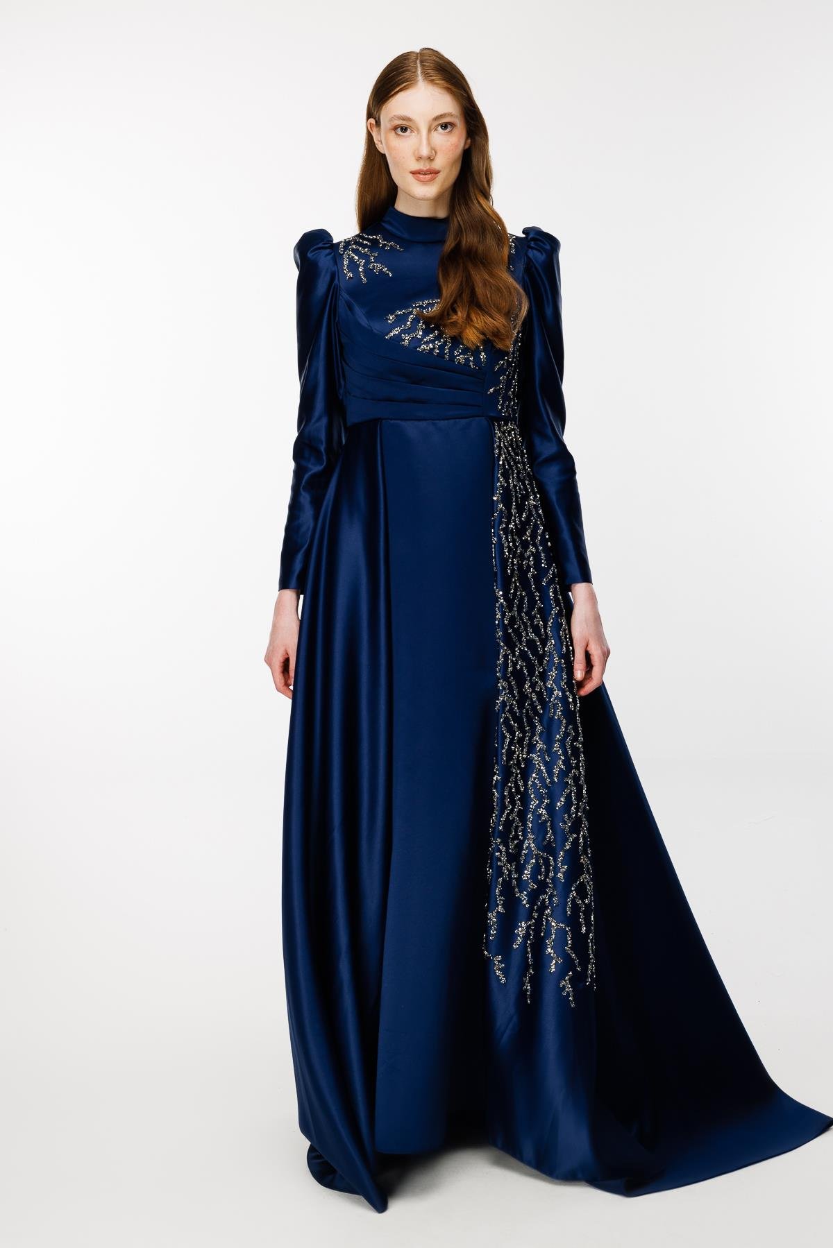 Yaka Ve Eteği İşlemeli Kuyruklu Abiye - LACI