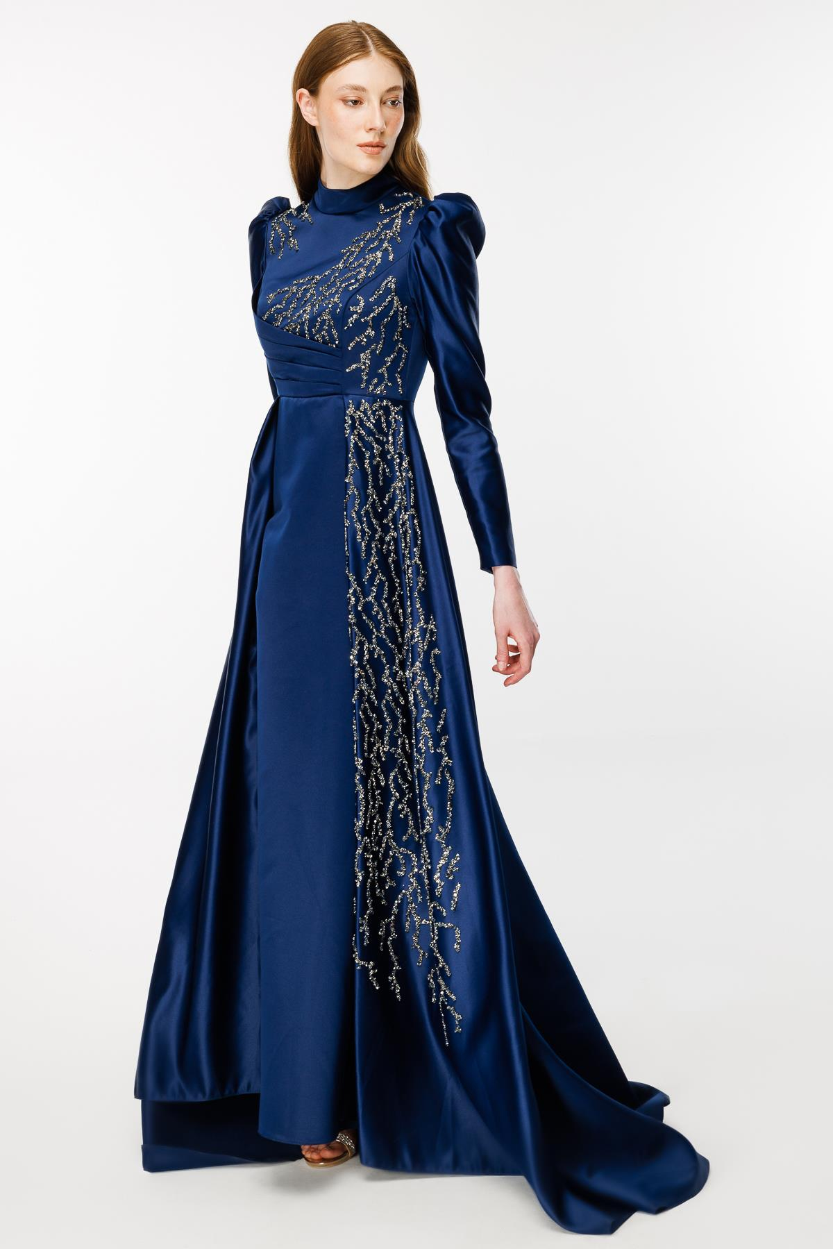 Yaka Ve Eteği İşlemeli Kuyruklu Abiye - LACI