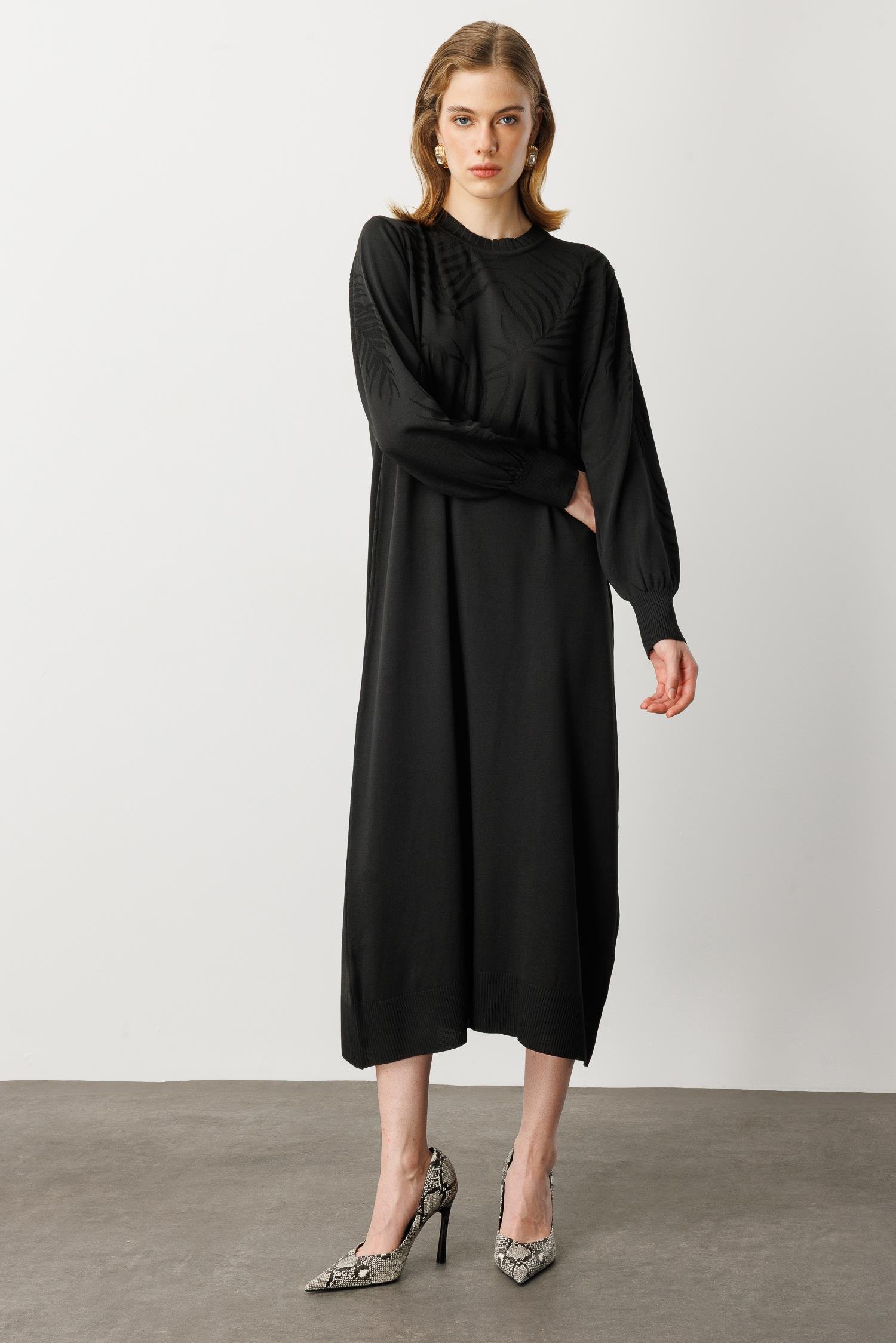 Yaprak Desenli Uzun Triko Elbise-SİYAH