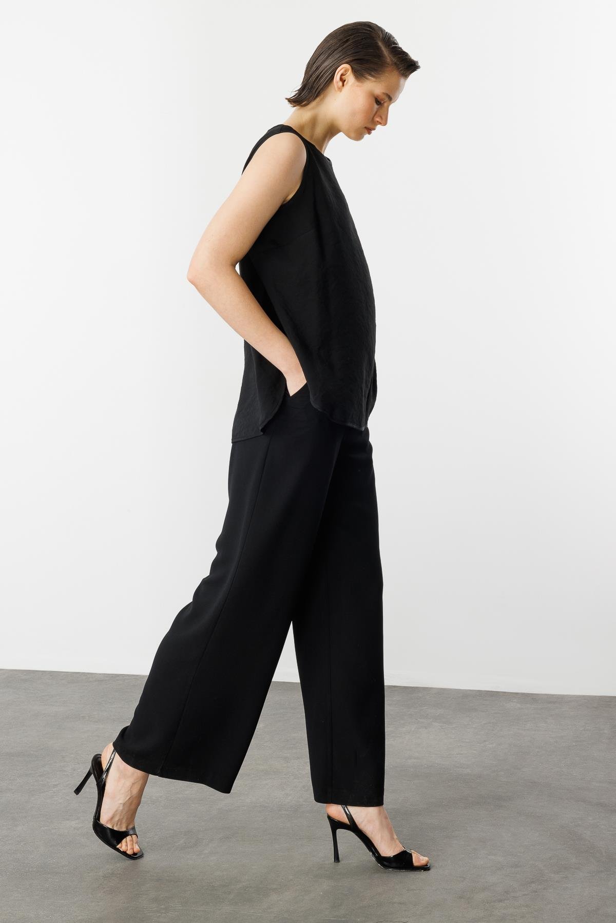 Yırtmaç Detaylı Bluz-SİYAH