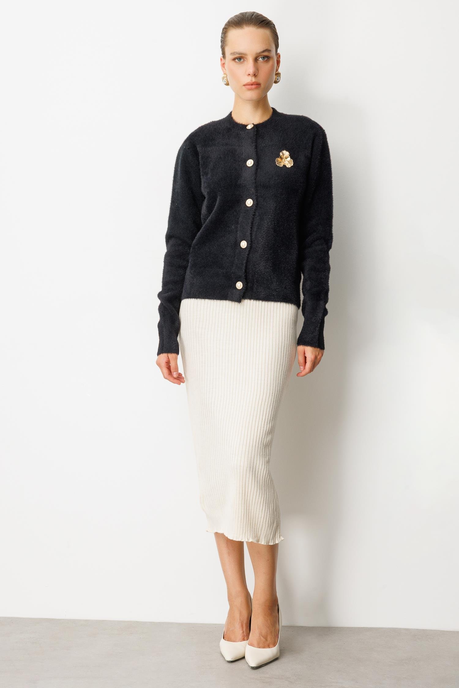 Yumuşak Dokulu Broş Detay Triko Hırka-SİYAH