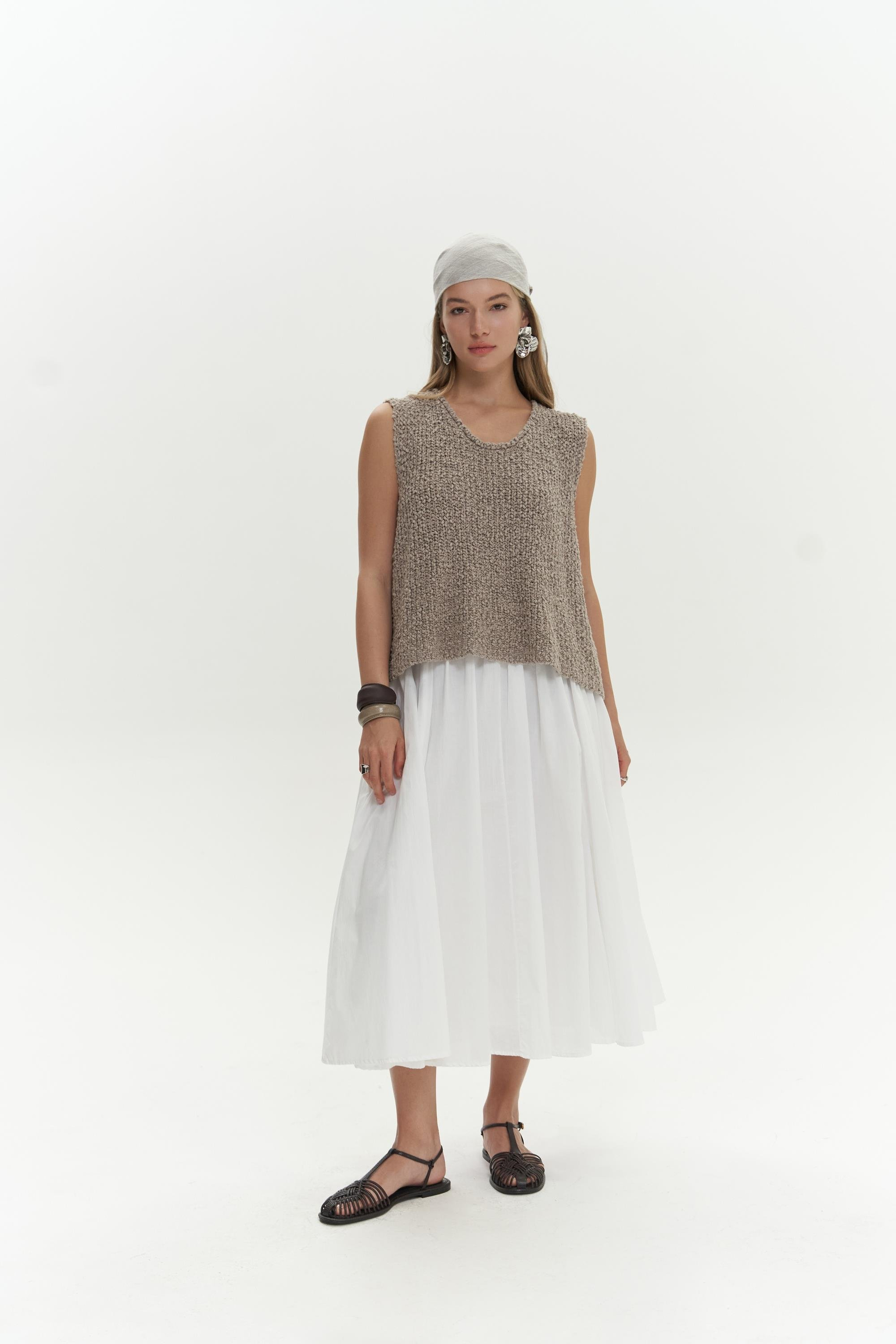 Amaya Bilek Hizasında Pileli Beyaz Etek