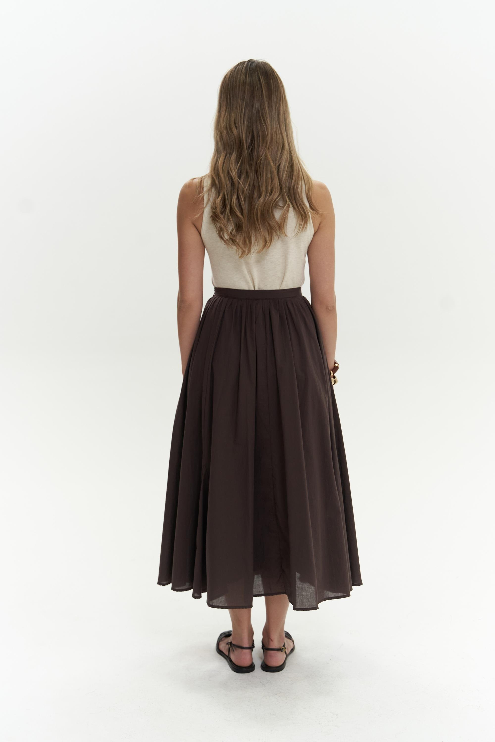 Amaya Bilek Hizasında Pileli Kahve Etek