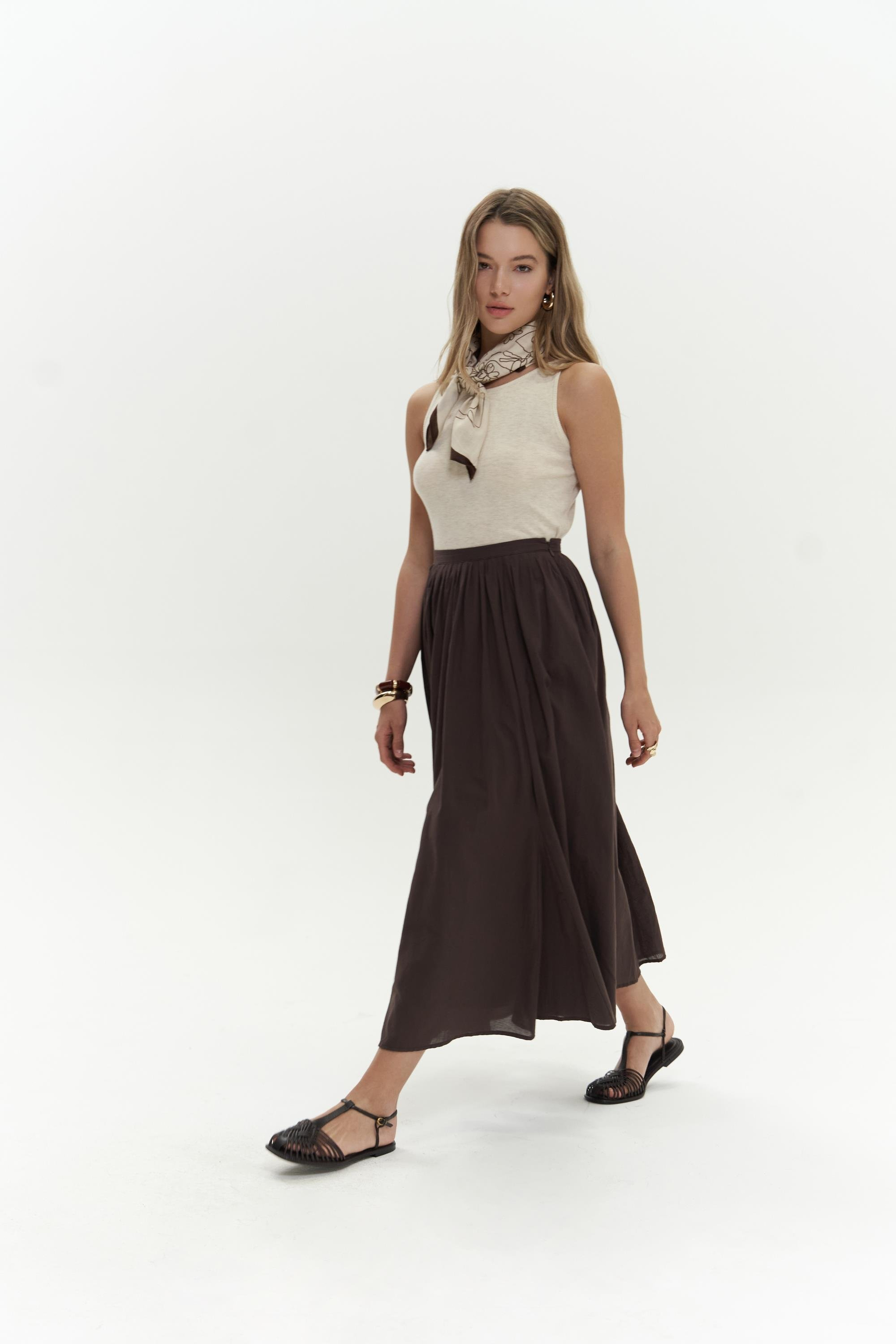 Amaya Bilek Hizasında Pileli Kahve Etek