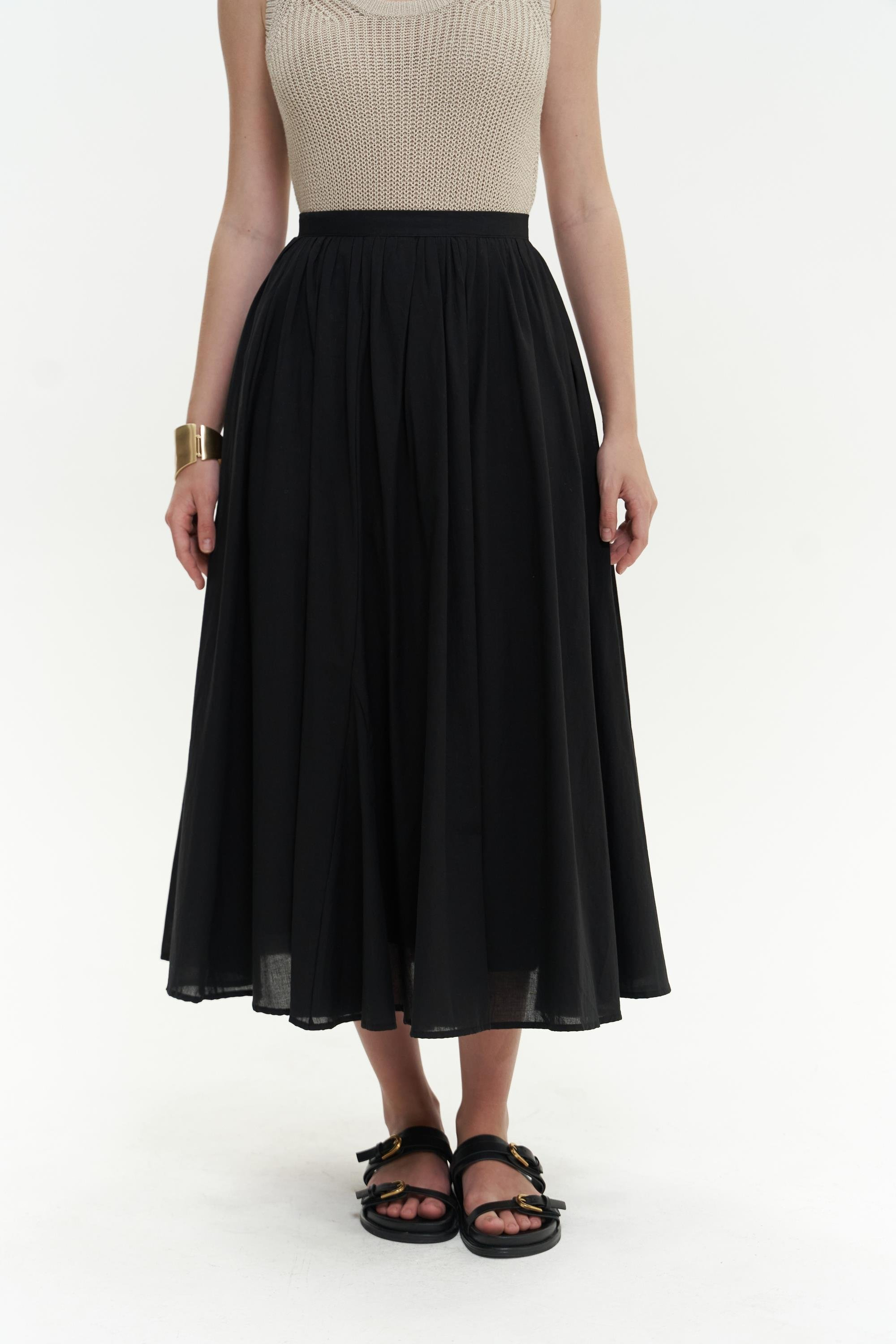 Amaya Bilek Hizasında Pileli Siyah Etek