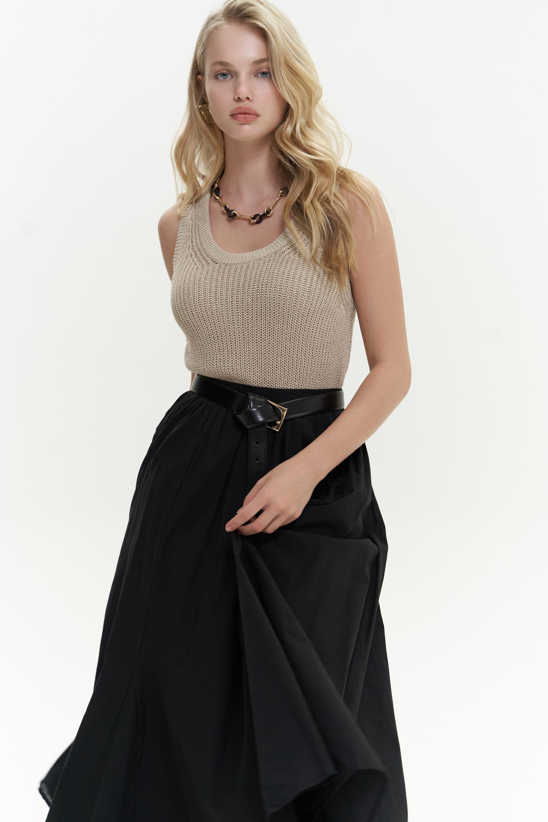 Amaya Bilek Hizasında Pileli Siyah Etek