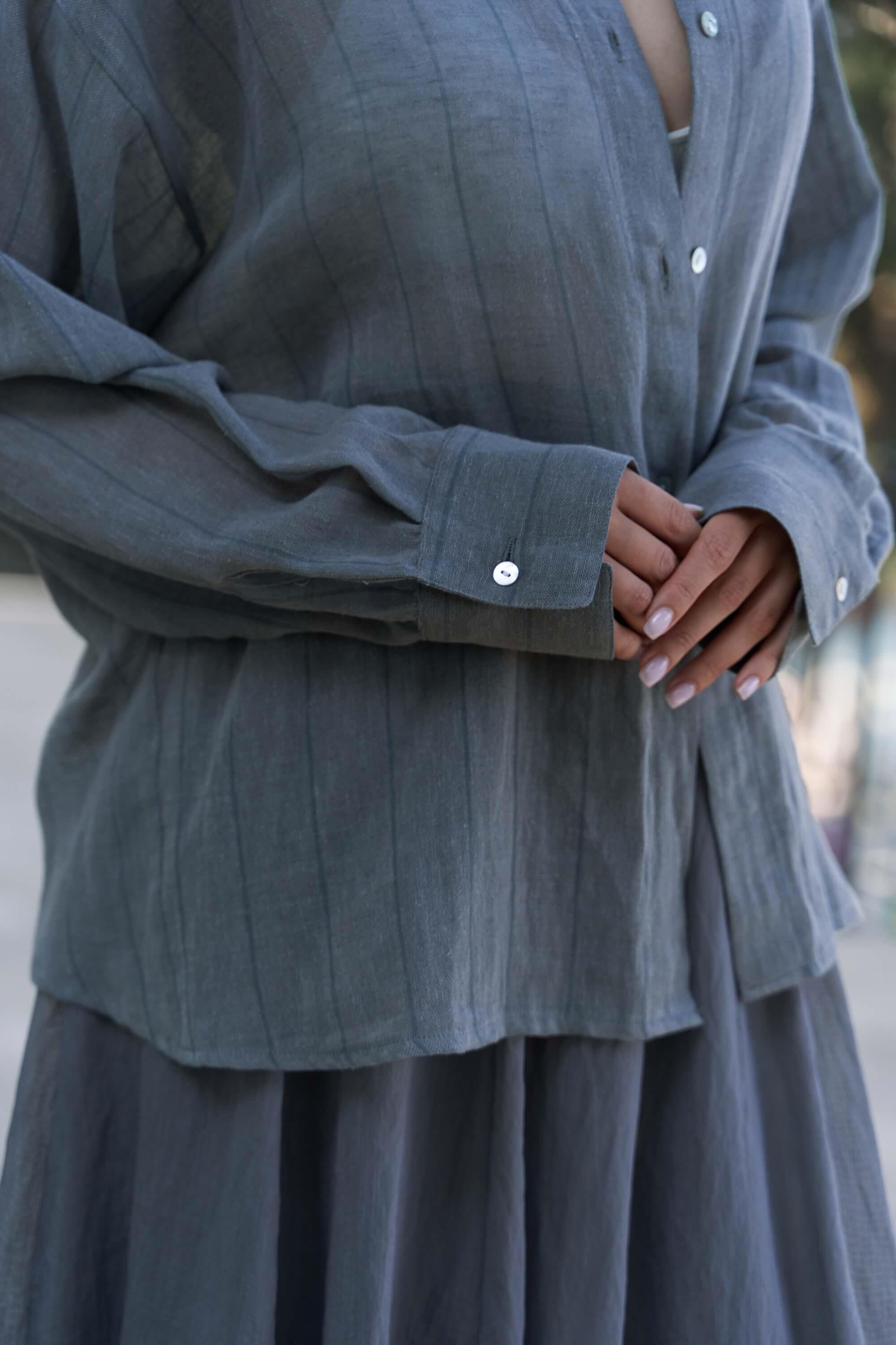 Calynn Sırt Dekolteli Çizgili Füme Keten Gömlek