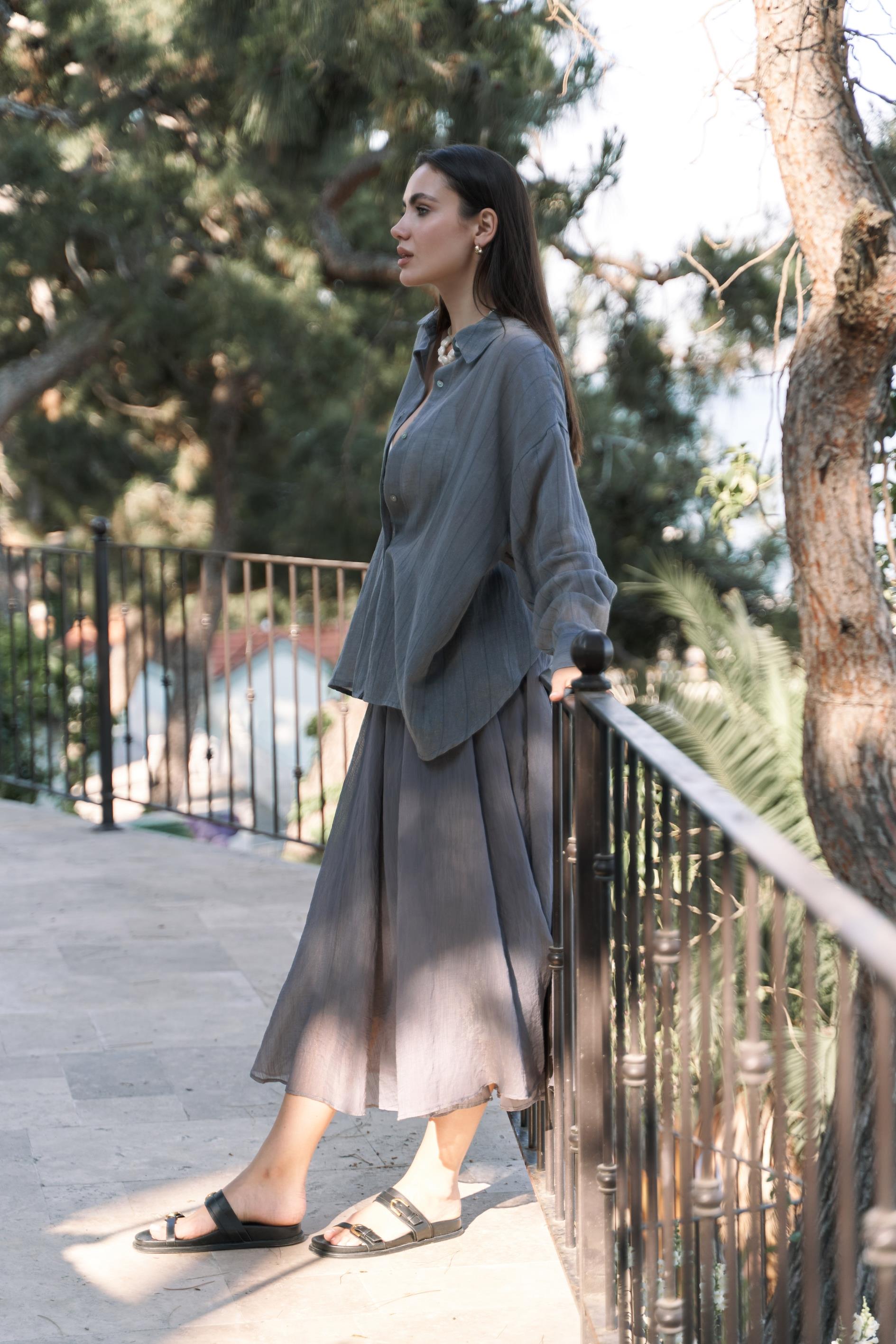 Calynn Sırt Dekolteli Çizgili Füme Keten Gömlek