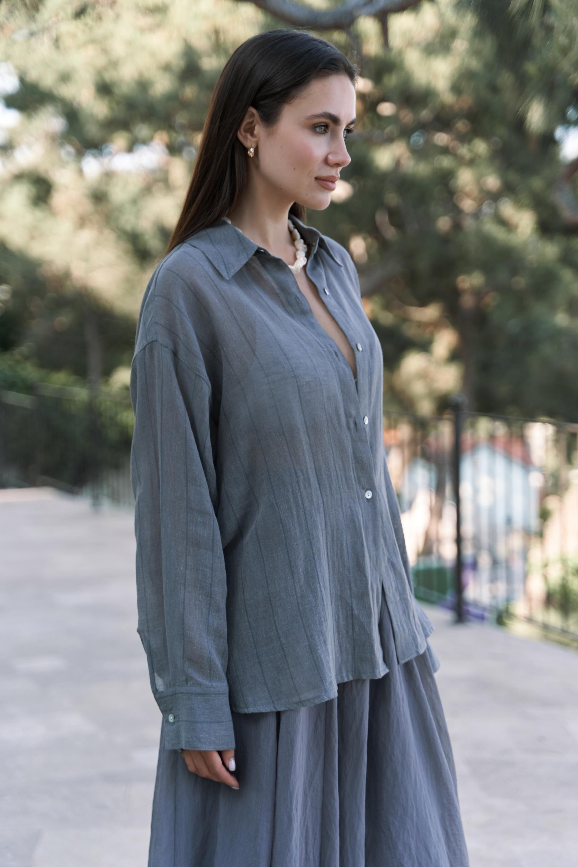 Calynn Sırt Dekolteli Çizgili Füme Keten Gömlek