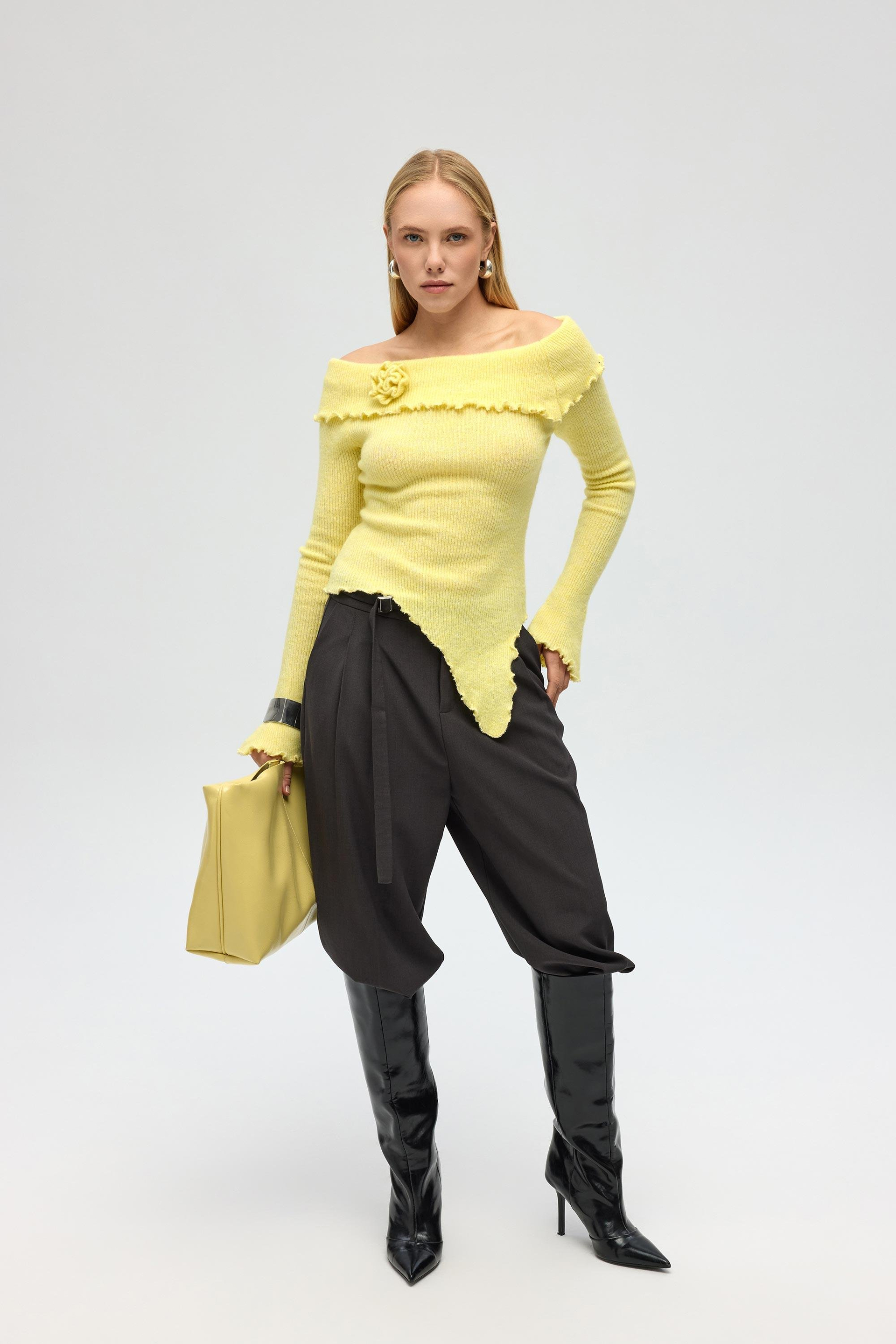 Casica Carmen Yaka Sarı Triko Kazak