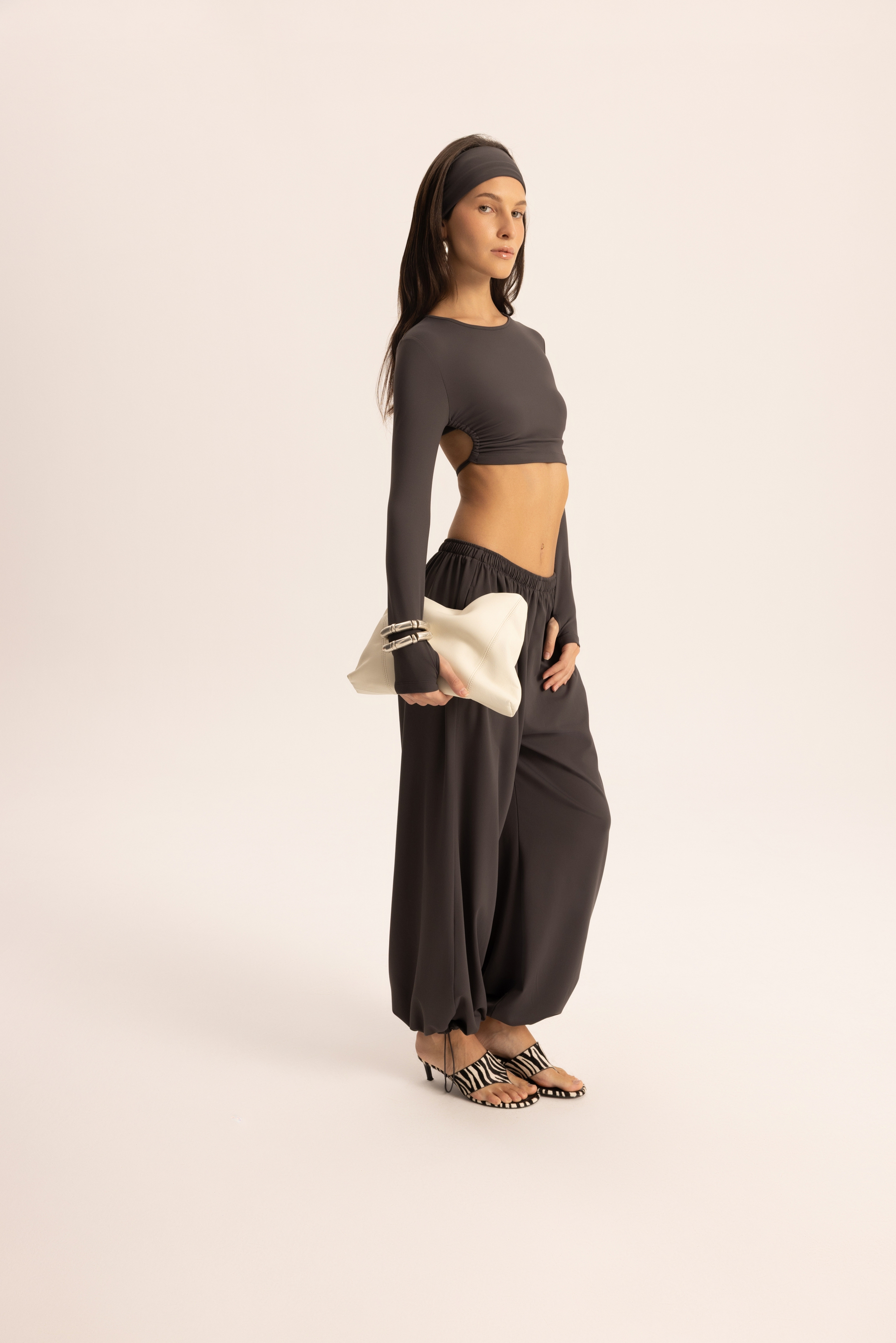 Divya Bandana Detaylı Antrasit Crop Eşofman Takımı