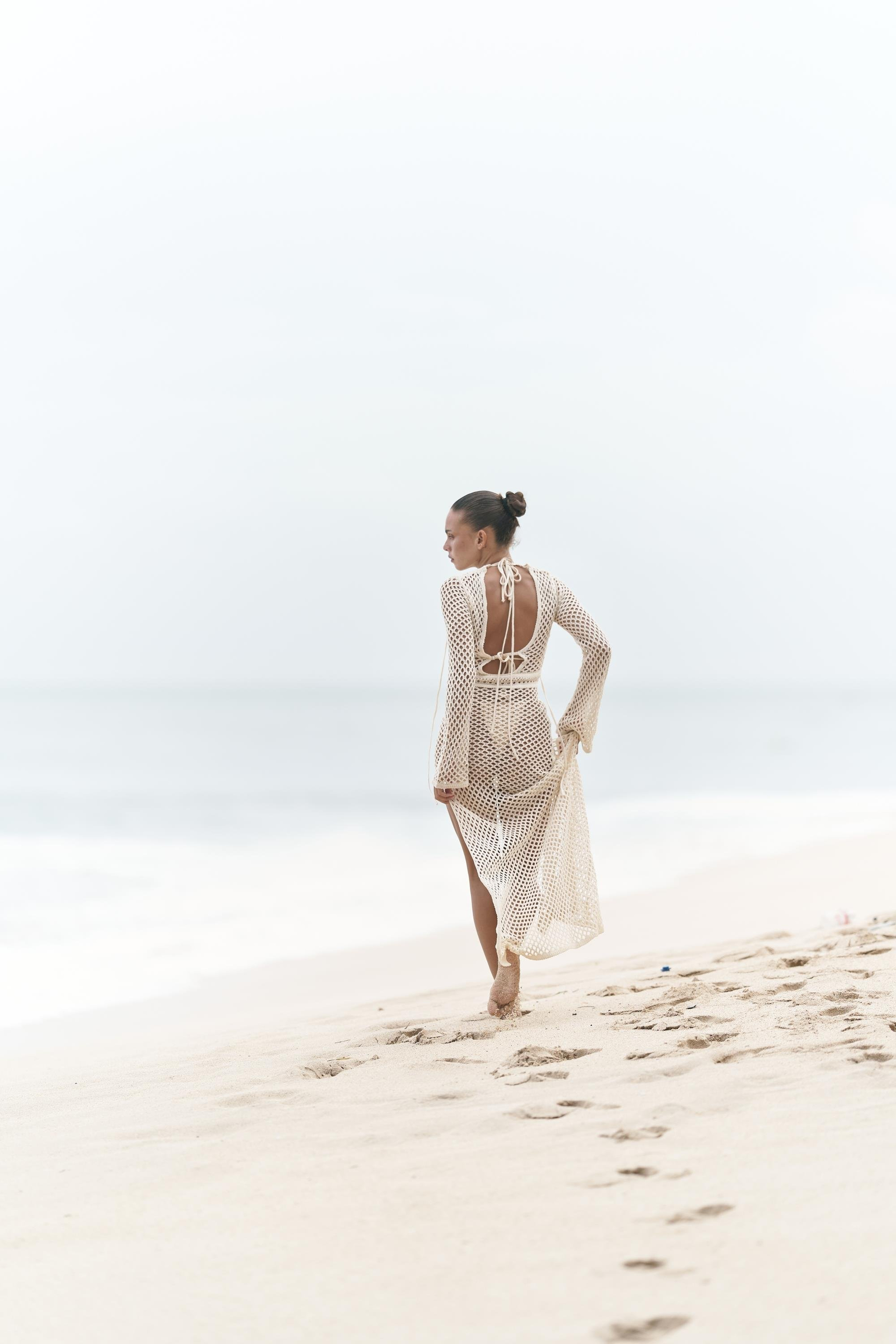 Fajahar Dekolteli Bağcıklı Bej Triko Uzun Elbise