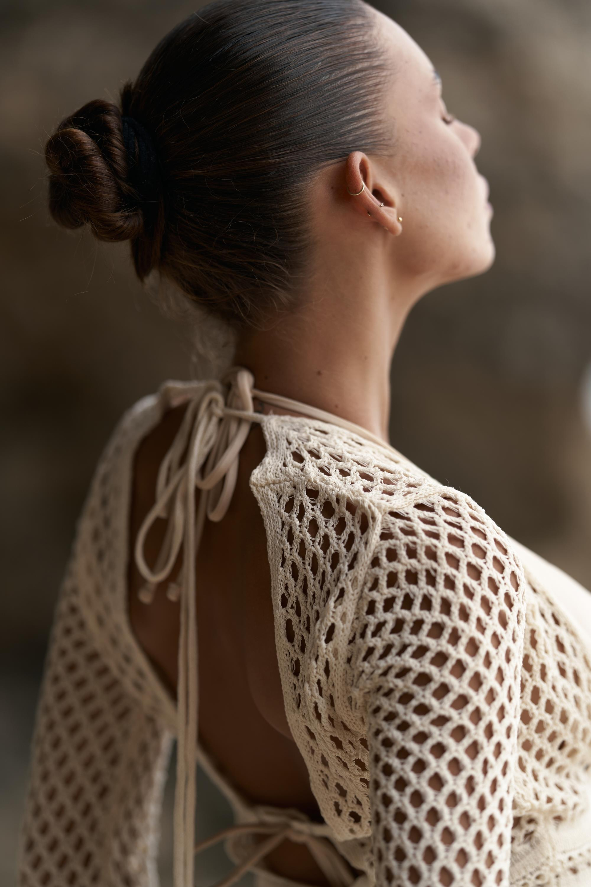 Fajahar Dekolteli Bağcıklı Bej Triko Uzun Elbise