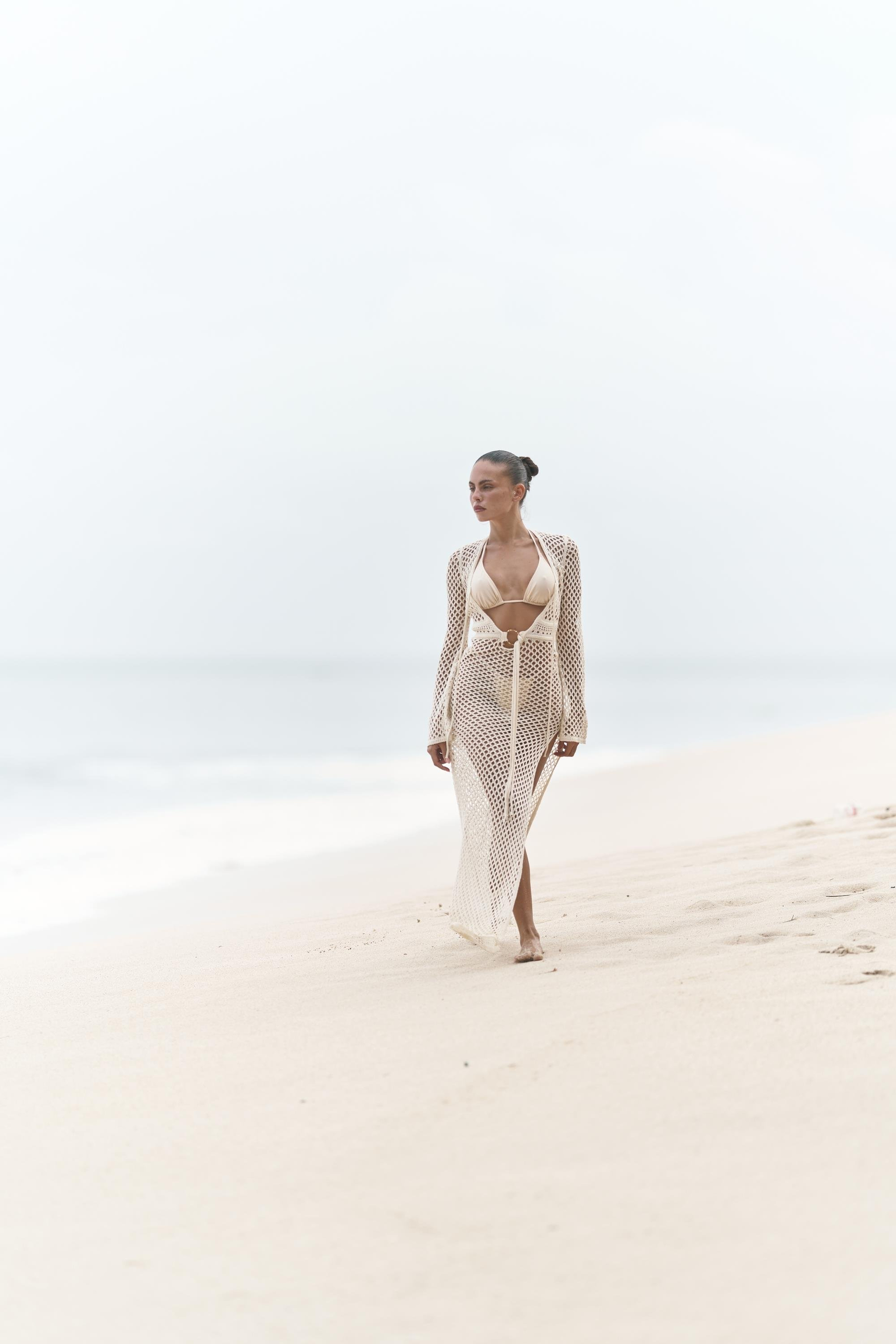 Fajahar Dekolteli Bağcıklı Bej Triko Uzun Elbise