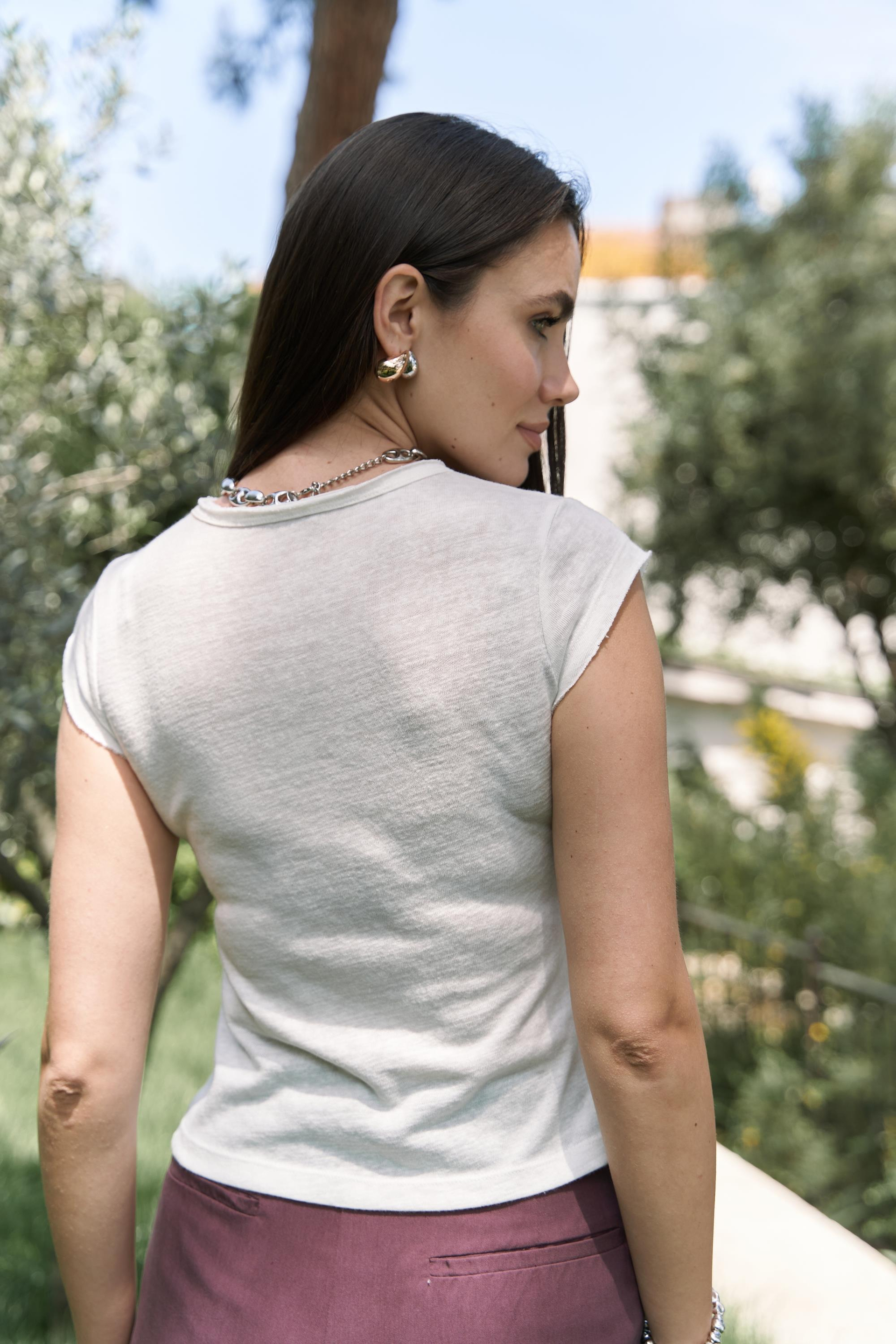 Kensal Dar Kesim Ekru T-Shirt