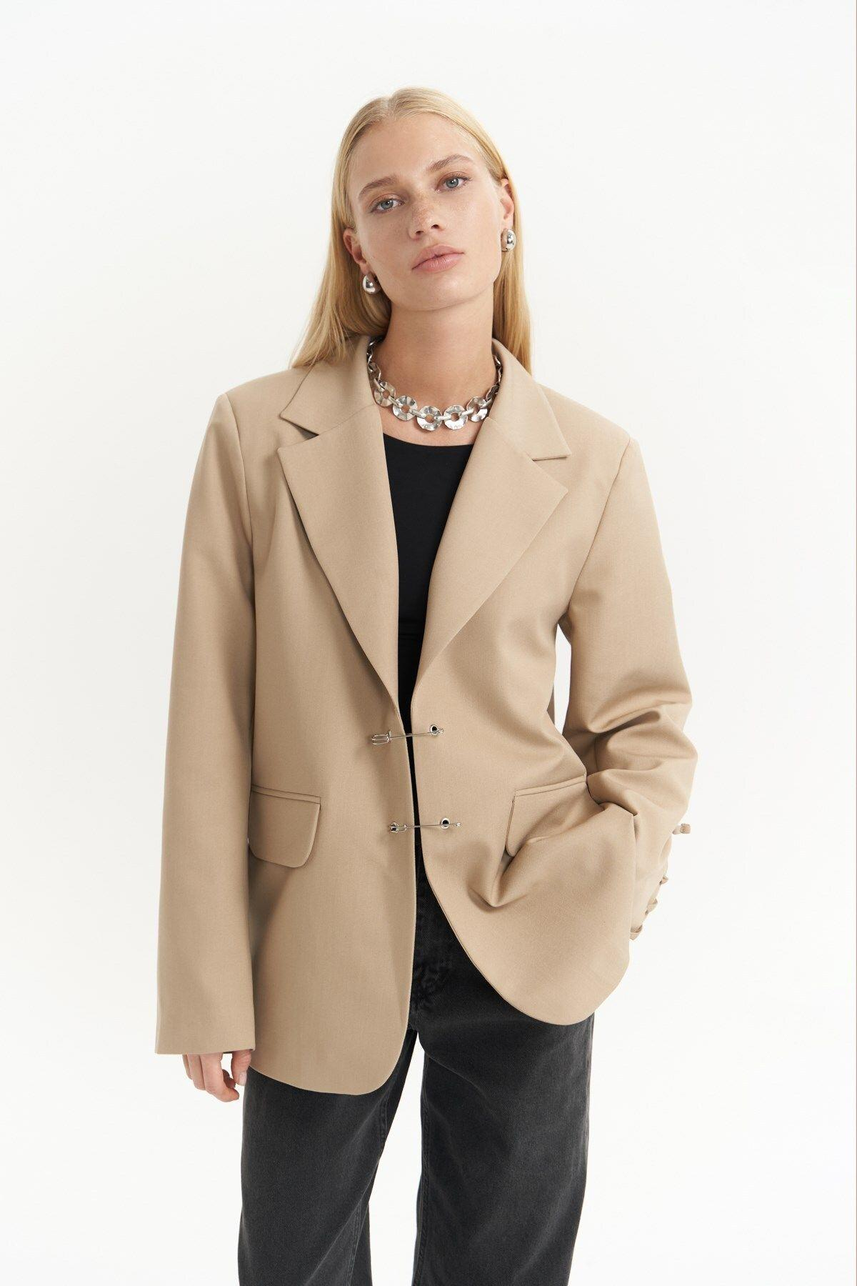 Lana Çengel Detay Bej Blazer Ceket