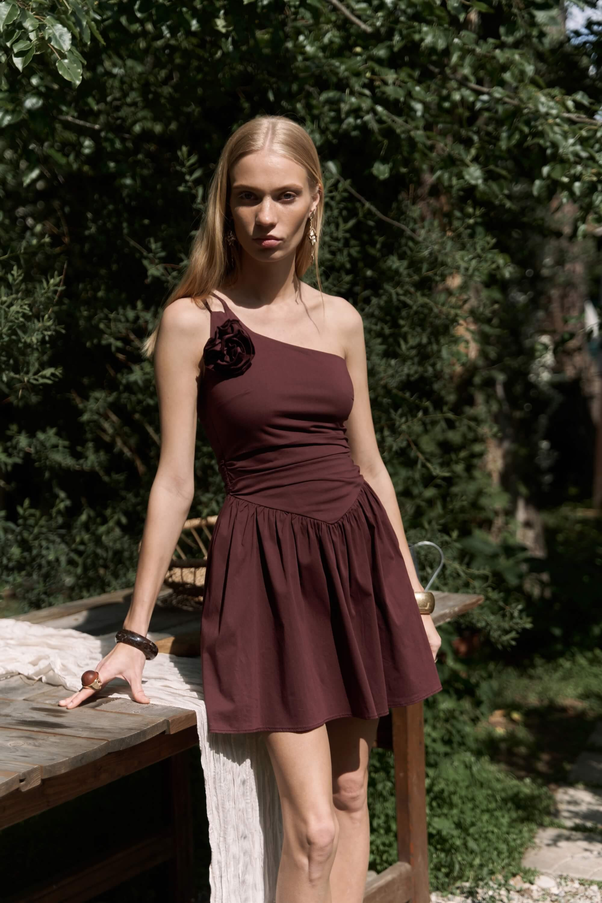 Lissa Tek Omuz Gül Detay Bordo Mini Elbise