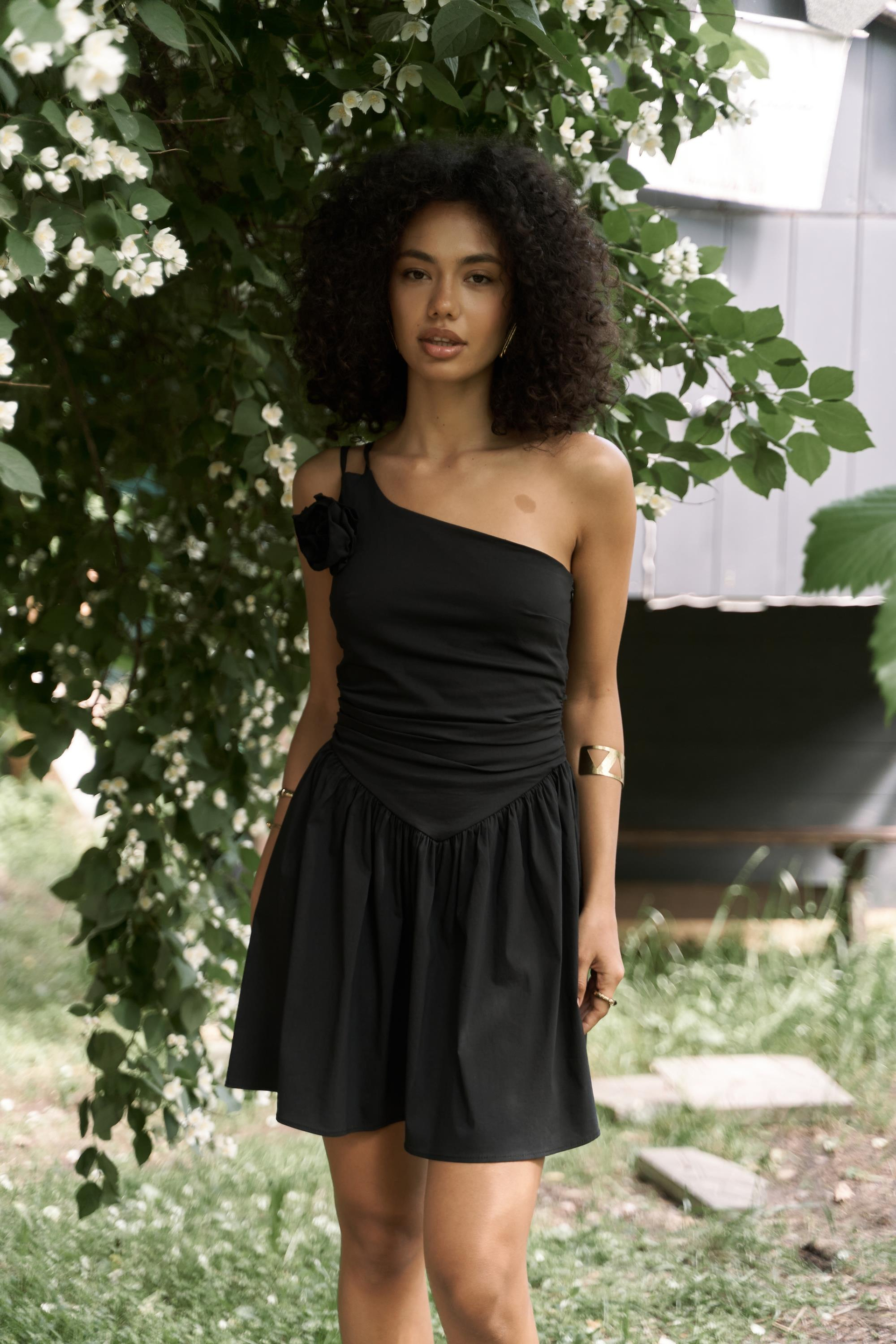 Lissa Tek Omuz Gül Detay Siyah Mini Elbise