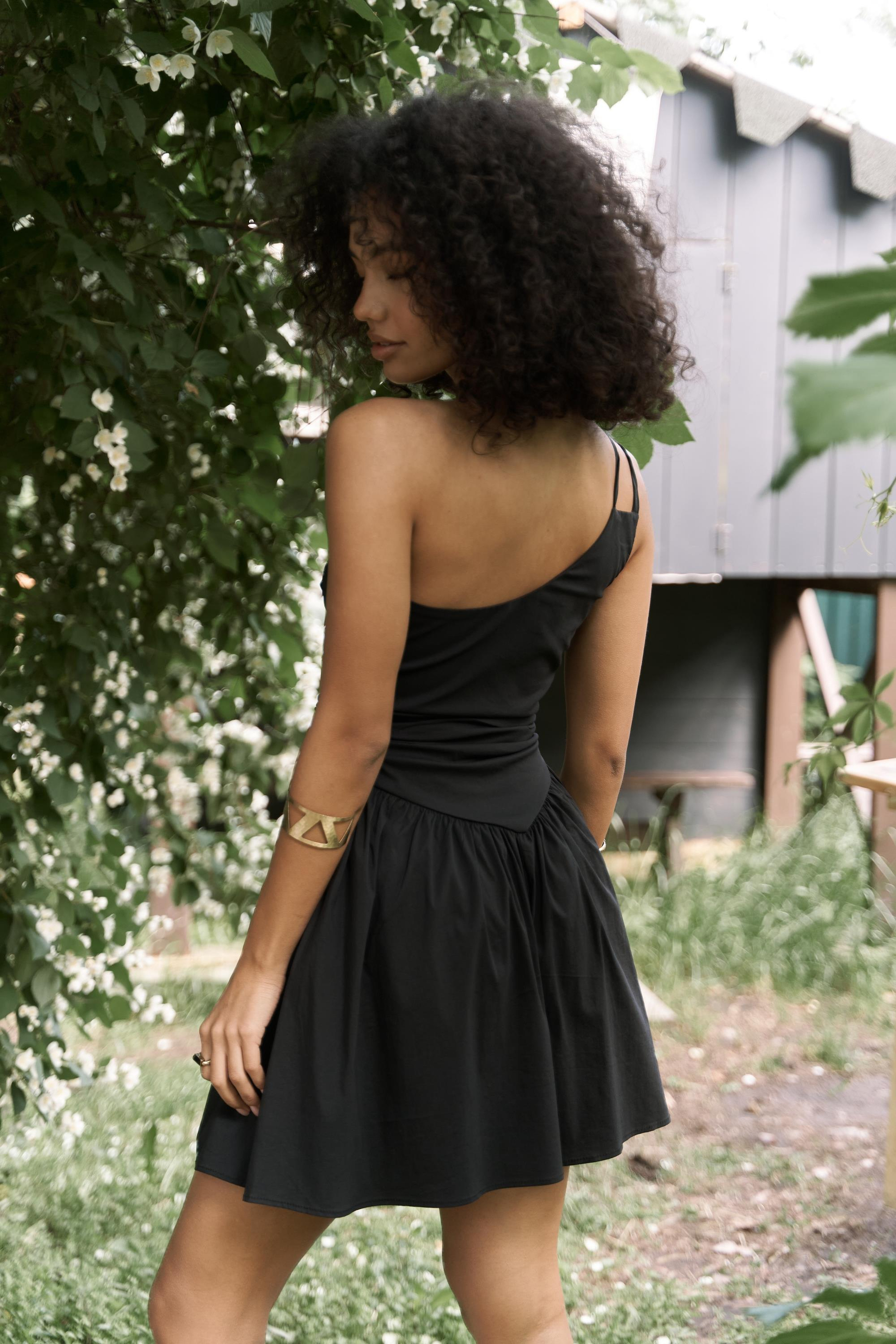 Lissa Tek Omuz Gül Detay Siyah Mini Elbise