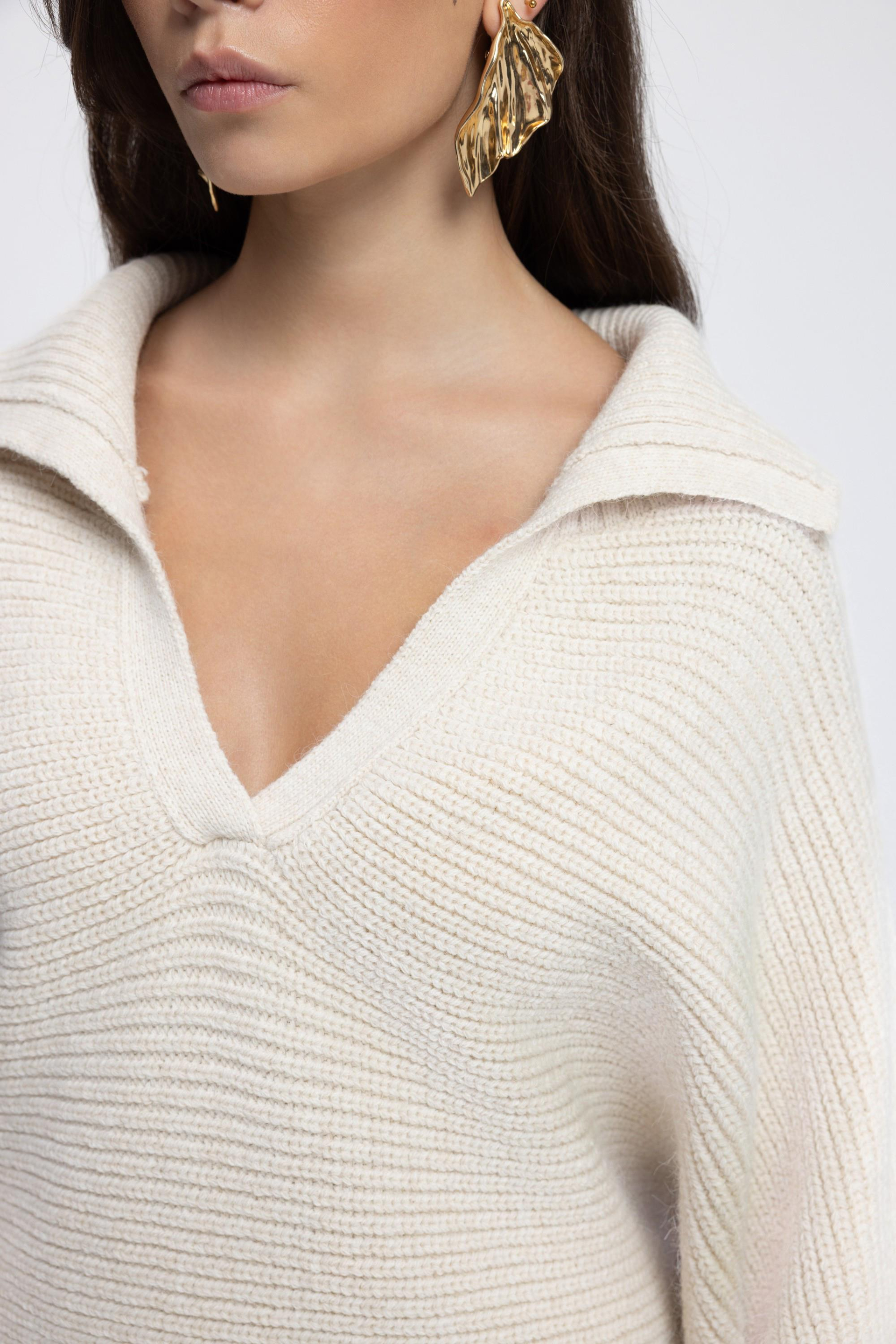 Livia Bej Yakalı Kazak