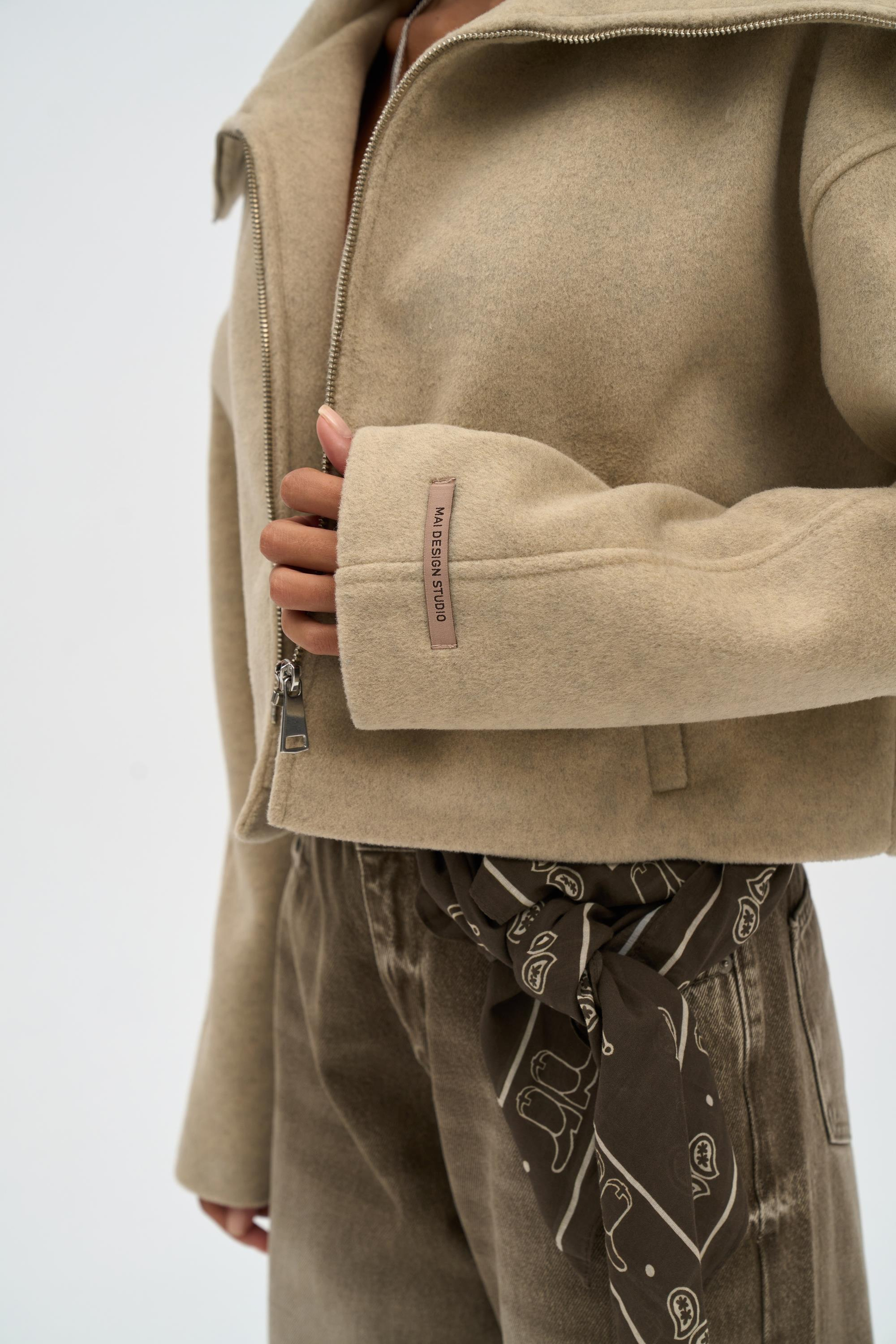 Maine Dökümlü Yaka Bej Kısa Ceket