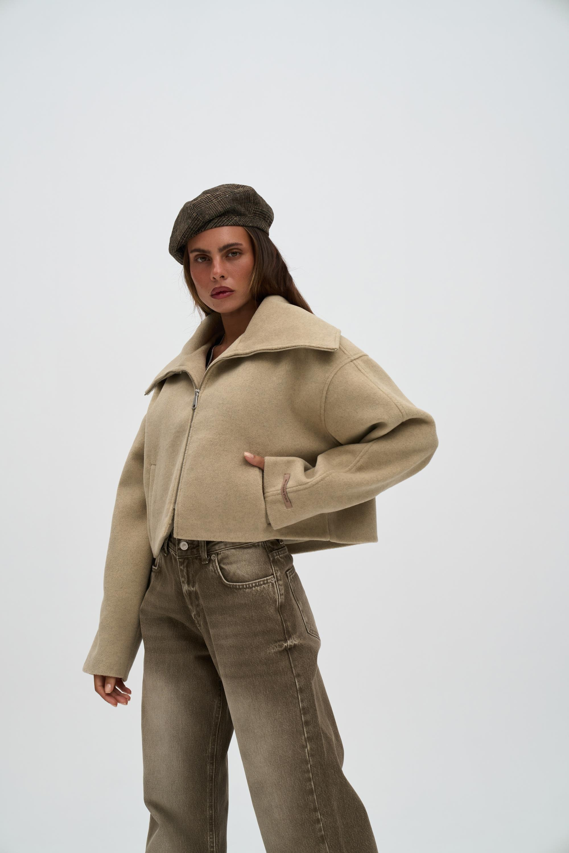 Maine Dökümlü Yaka Bej Kısa Ceket