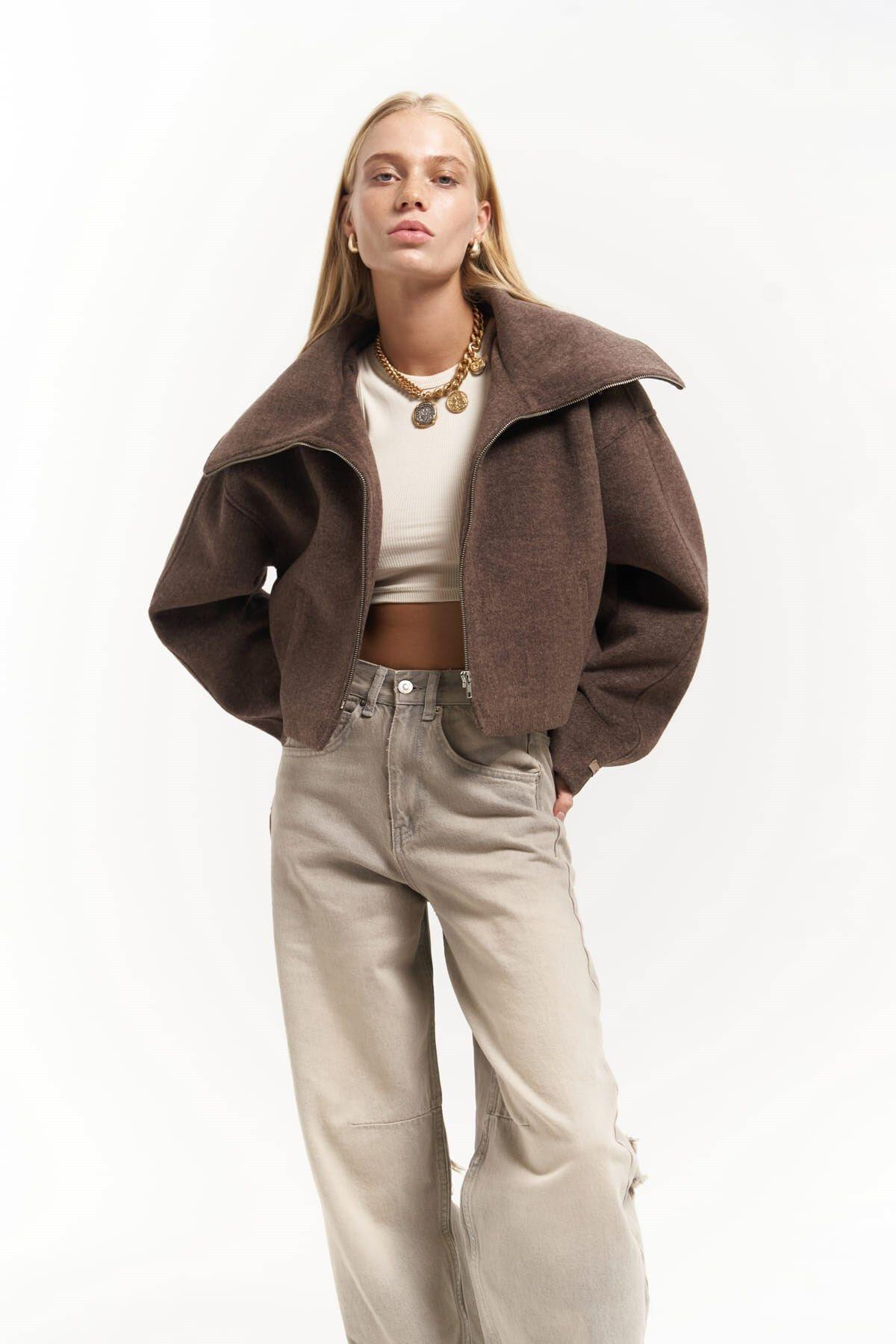Maine Dökümlü Yaka Kahve Kısa Ceket