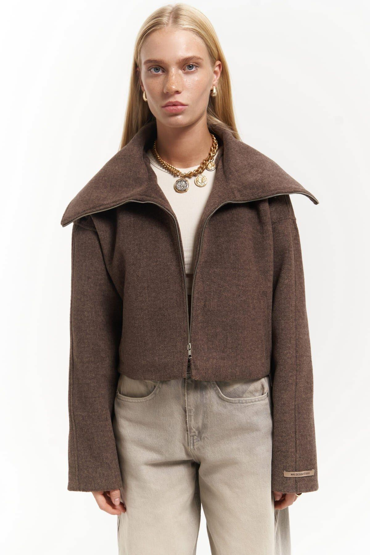 Maine Dökümlü Yaka Kahve Kısa Ceket