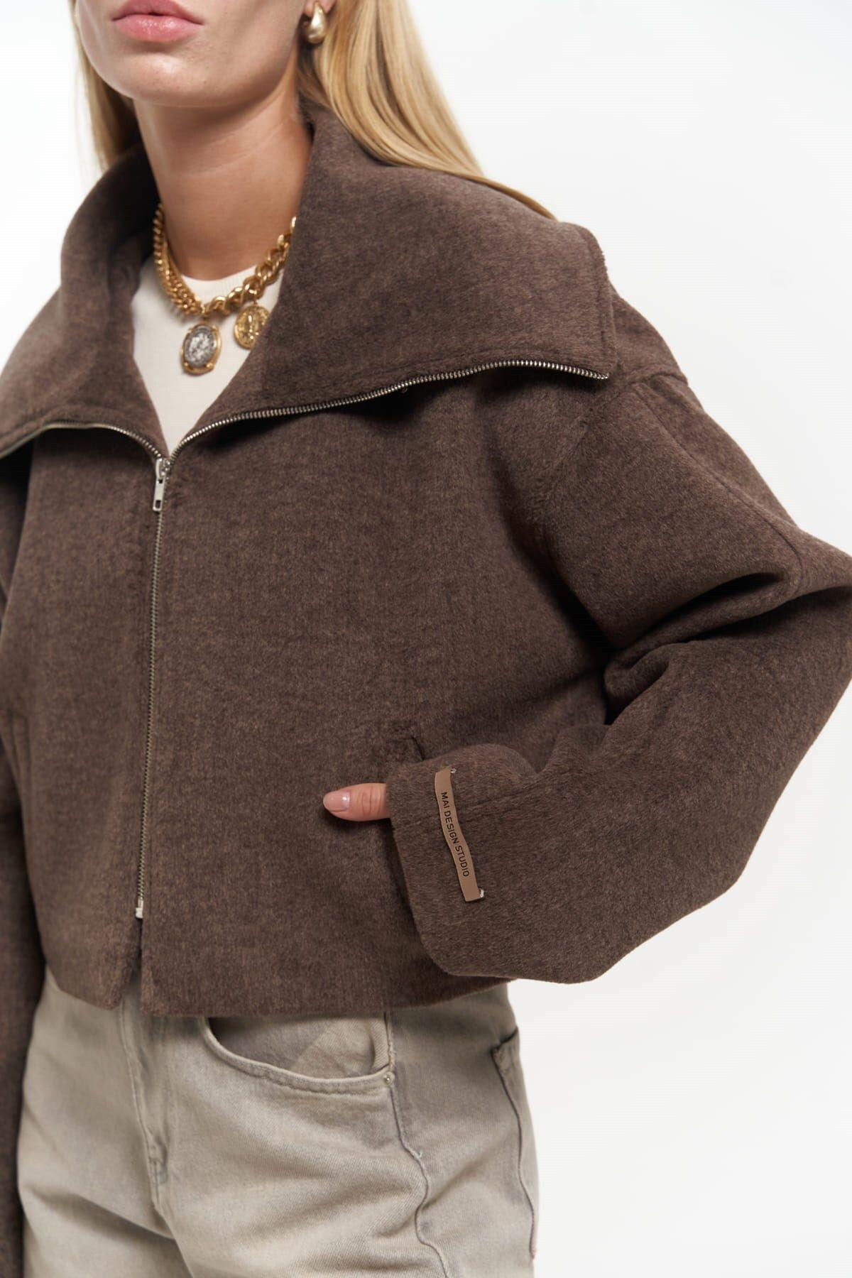 Maine Dökümlü Yaka Kahve Kısa Ceket