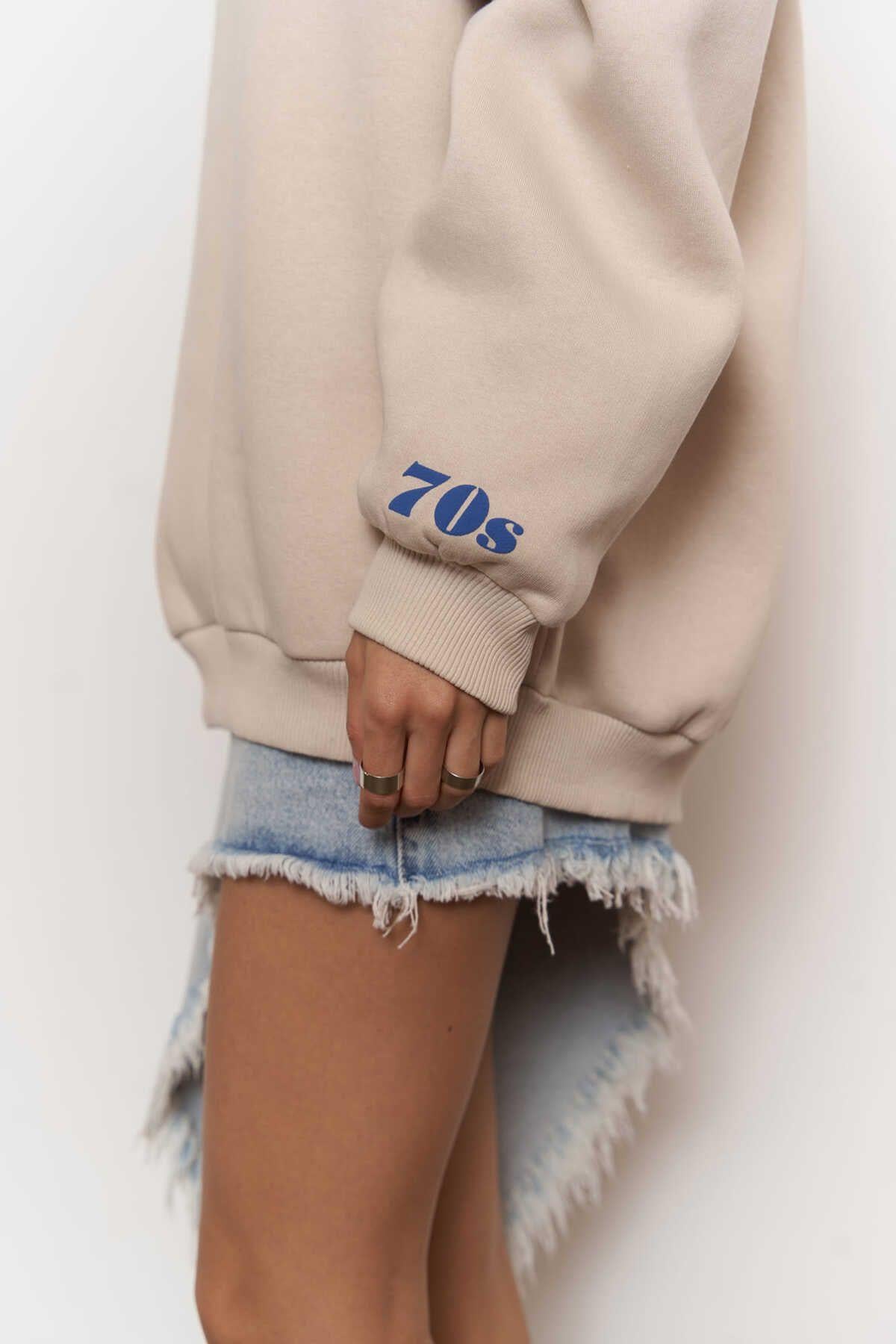 Mai 1970s Bone Oversize Unisex Sweatshirt