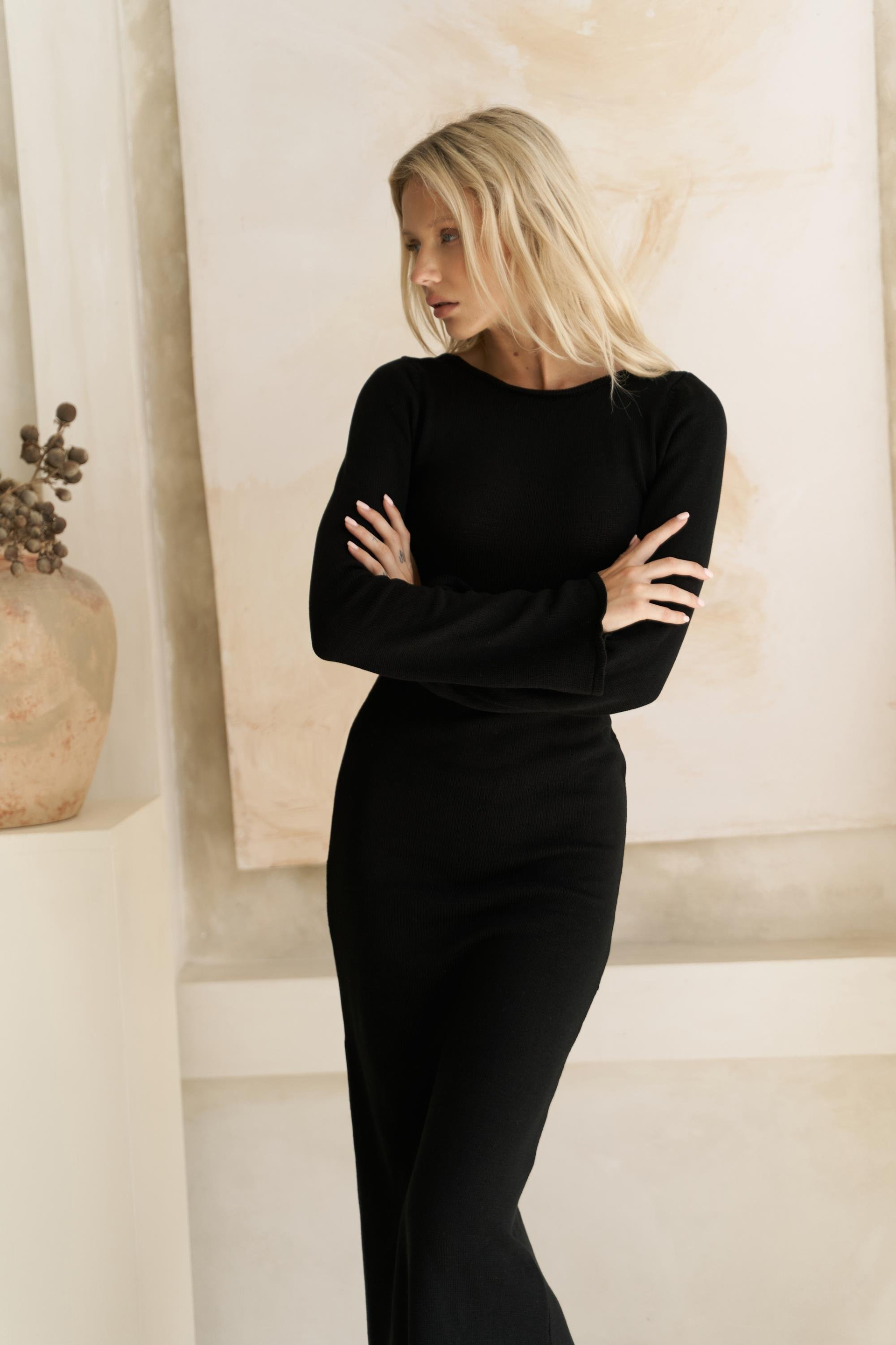 Nadias Pencere Detay Siyah Triko Uzun Elbise