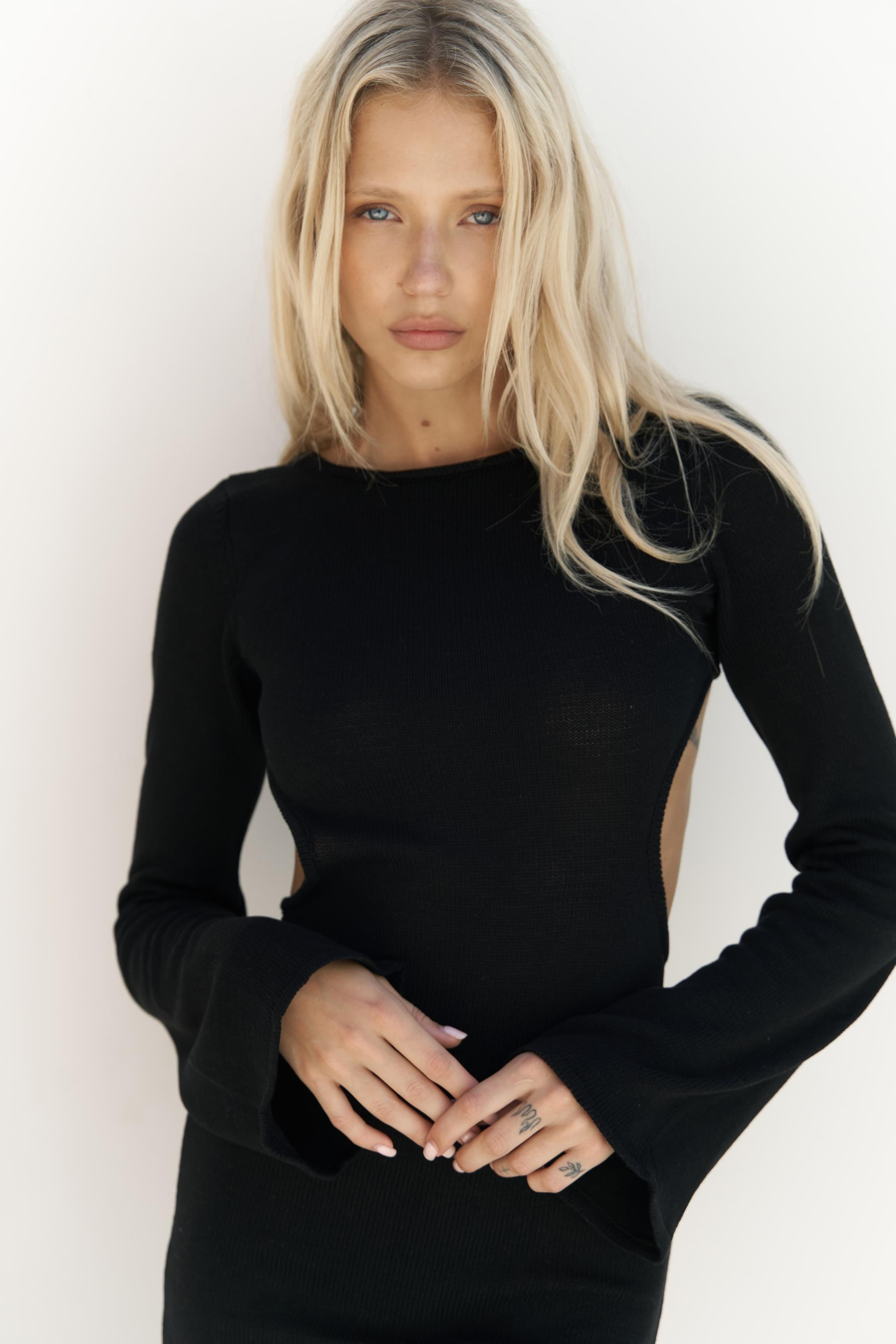 Nadias Pencere Detay Siyah Triko Uzun Elbise