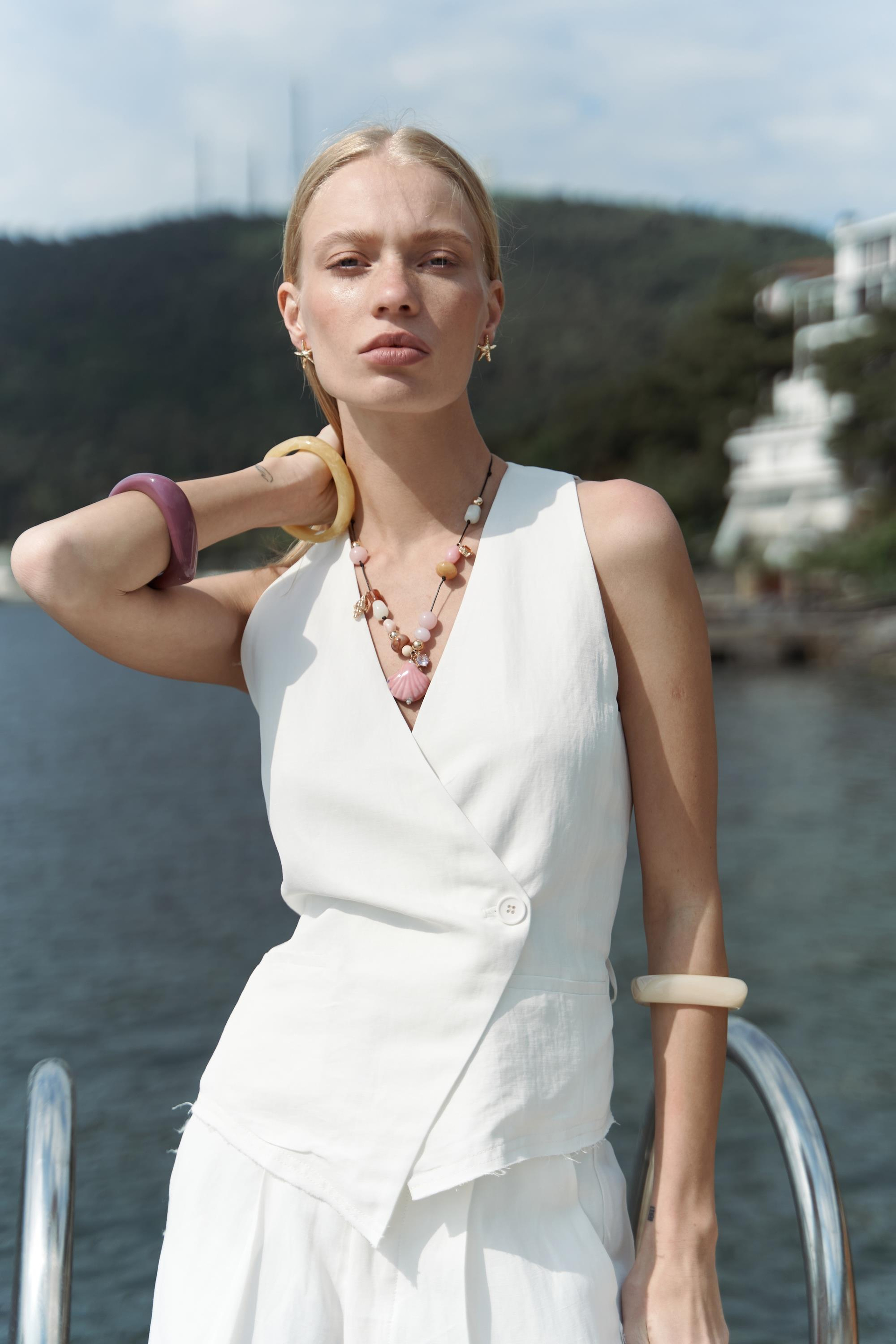 Nagmetah Sırt Pencereli Ekru Yelek Pantolon Takım