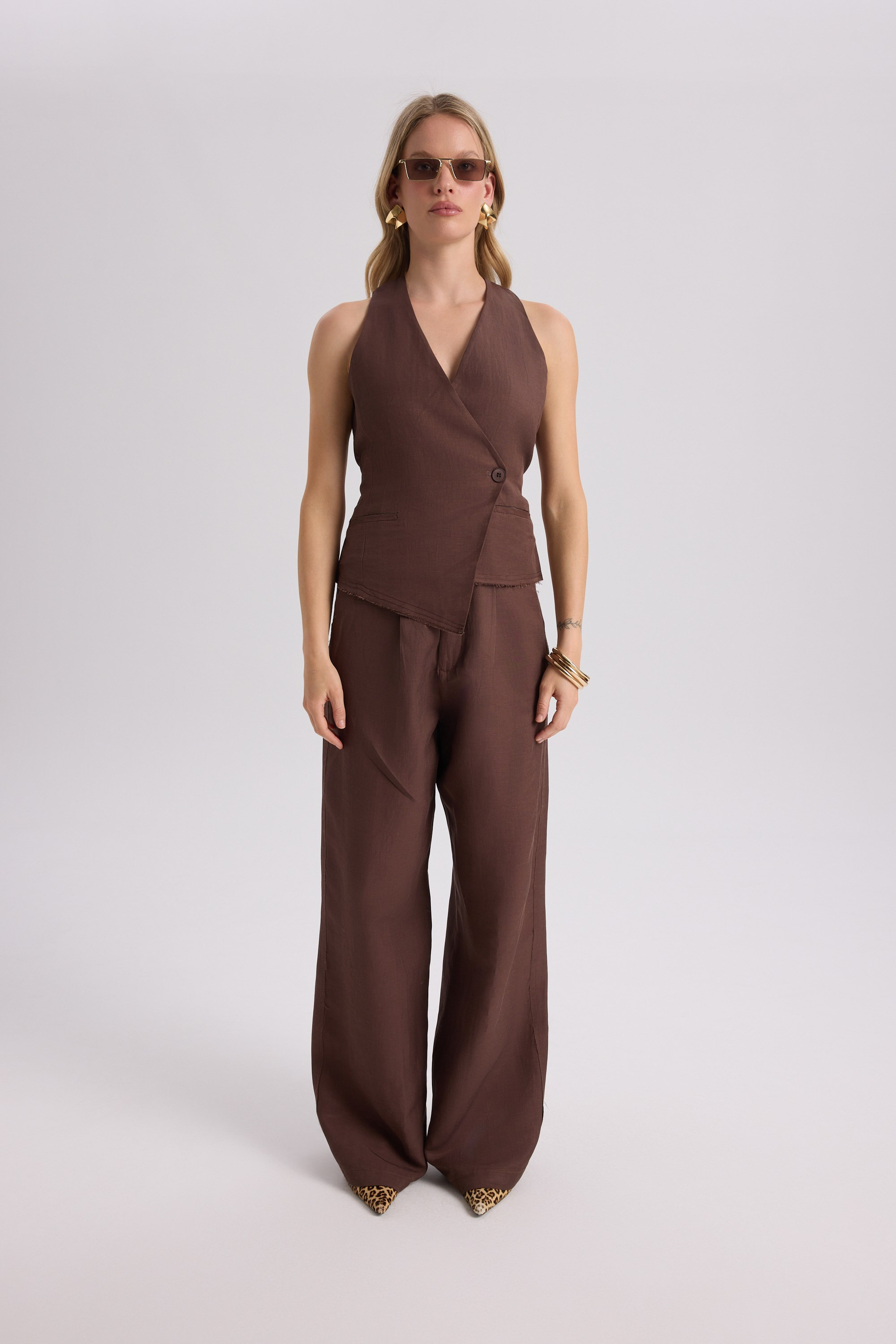 Nagmetah Back Cut-Out Brown Vest Pants Set