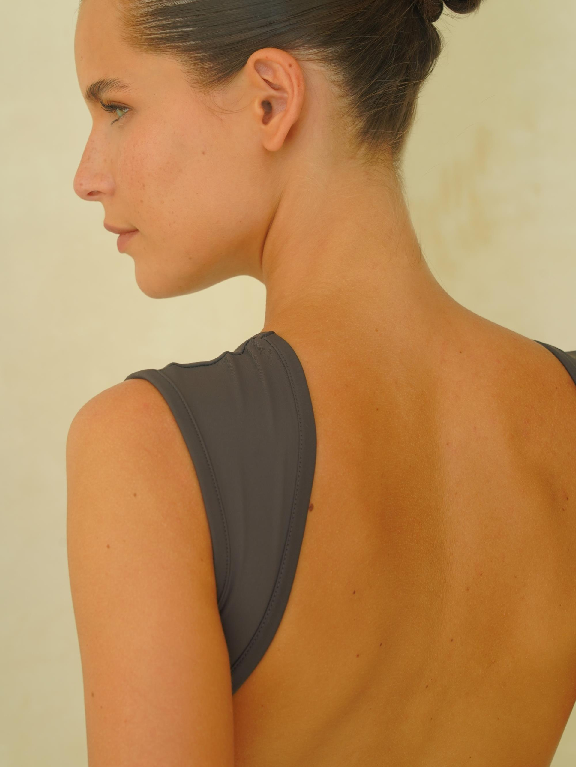 Niyama Sırt Dekolteli Kısa Antrasit Tulum