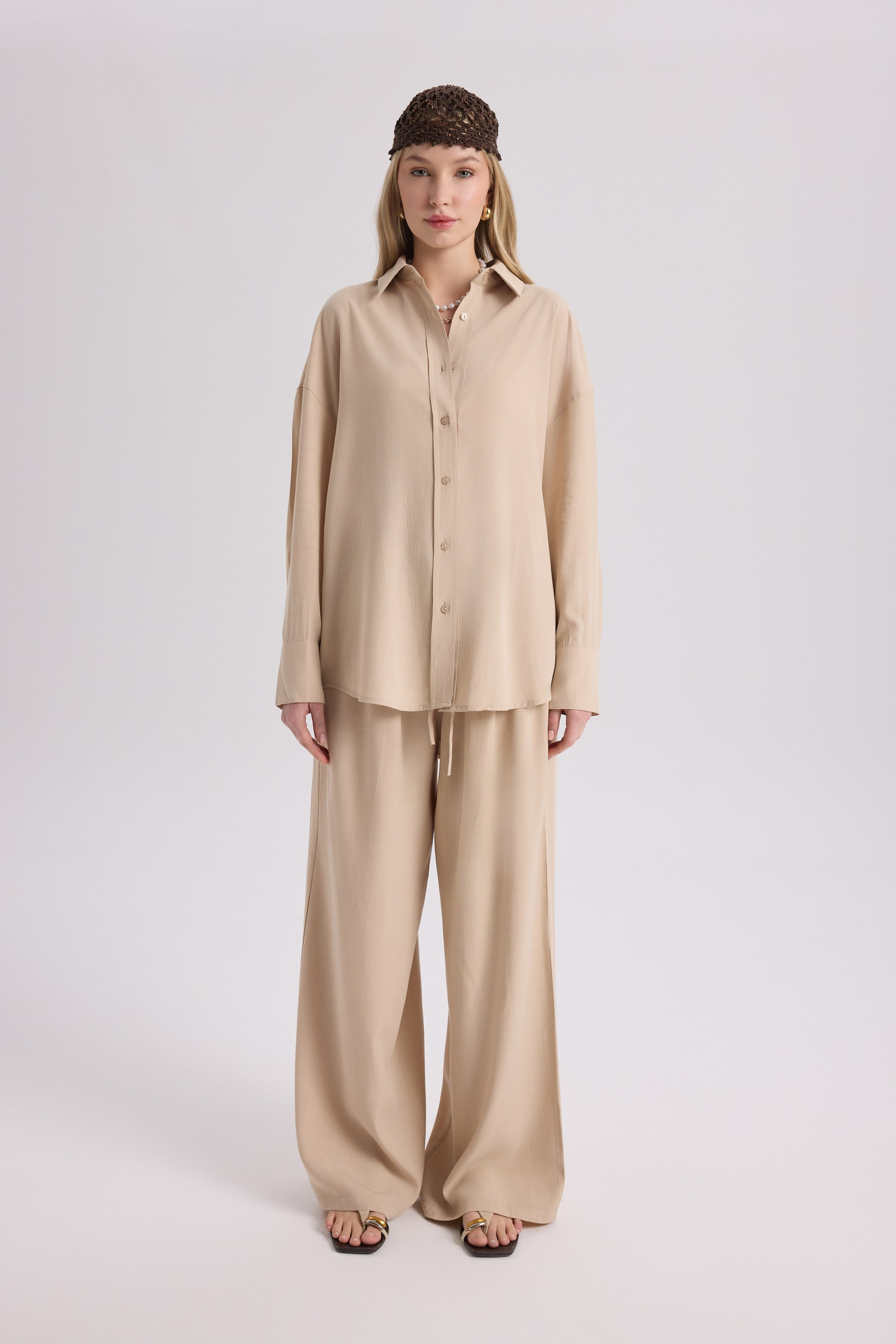 Nunzia Arka Detaylı Bej Oversize Gömlek Pantolon Takım