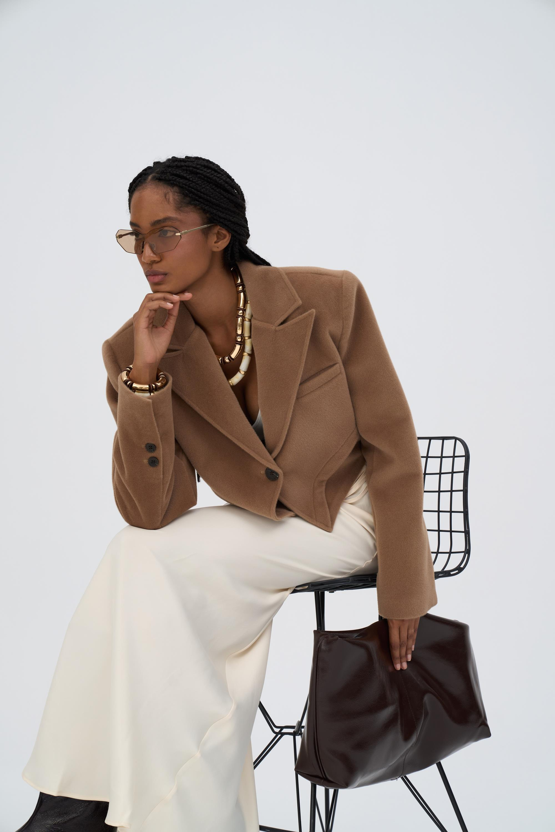 Teya Koyu Bej Üçgen Detay Crop Ceket