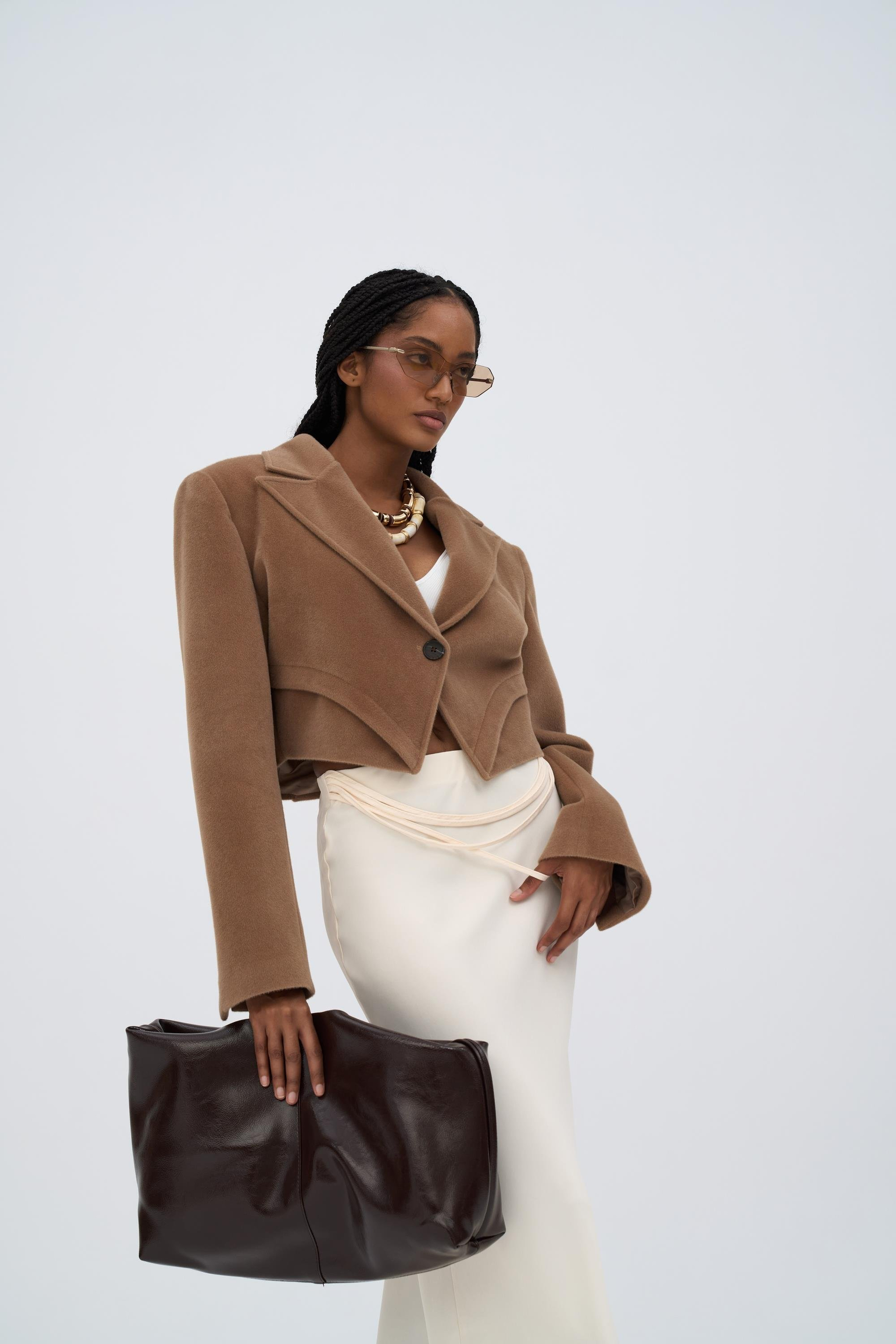 Teya Koyu Bej Üçgen Detay Crop Ceket