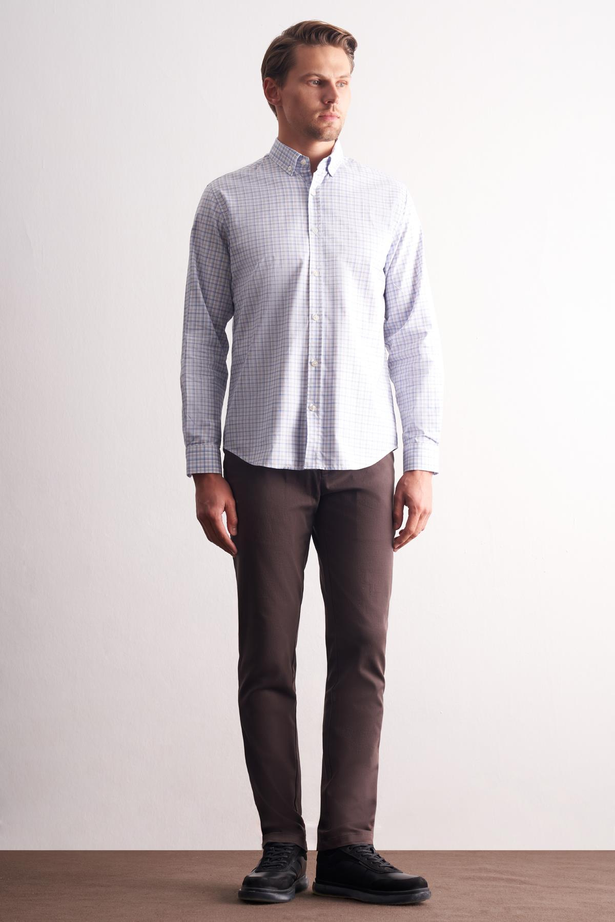 Beyaz-Gri Düğmeli Yaka Kareli Desen Uzun Kol Premium Slim Fit %100 Pamuk Gömlek 1004255184