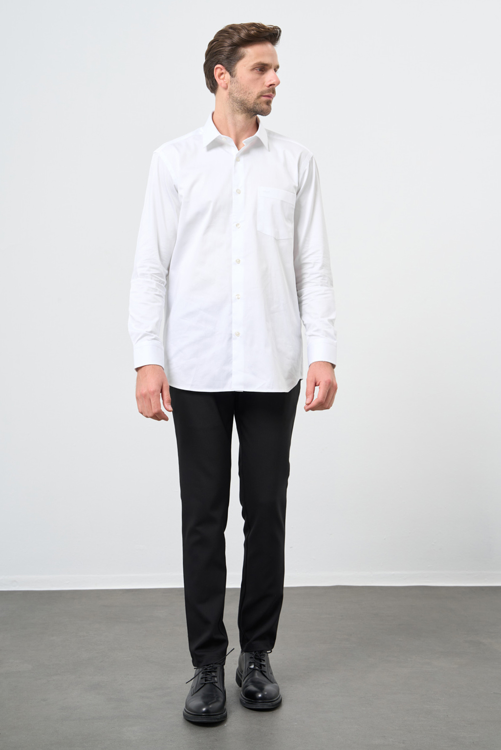 Beyaz Sert Yaka Cepli Comfort Fit Classic Pamuklu Gömlek 1004255323