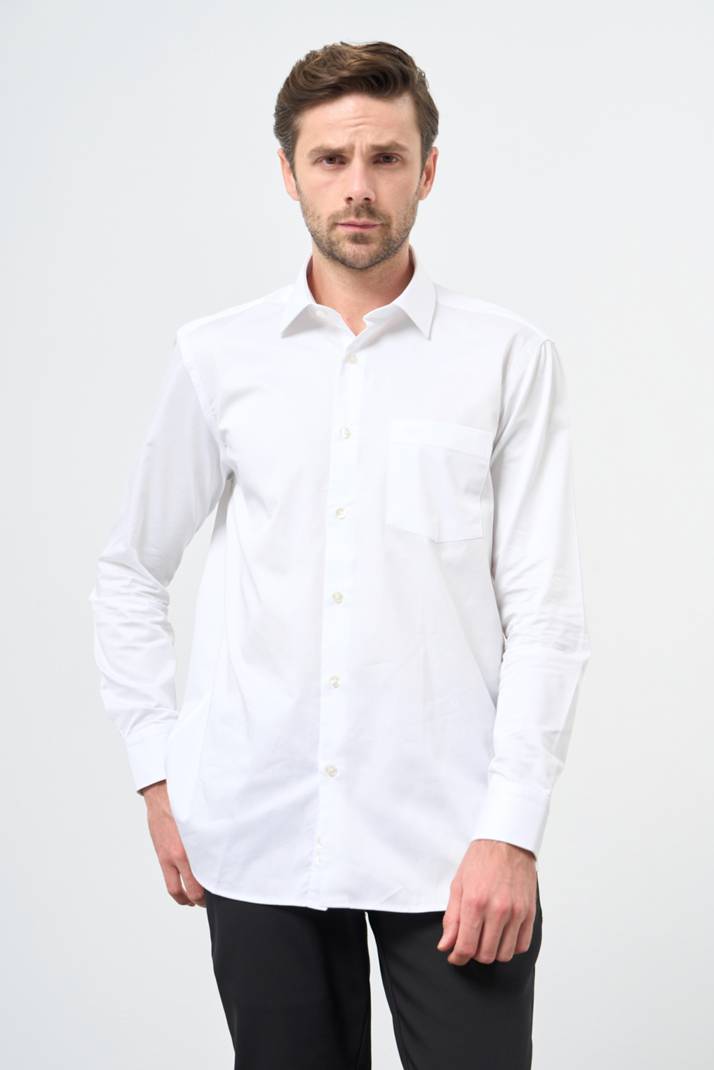 Beyaz Sert Yaka Cepli Comfort Fit Classic Pamuklu Gömlek 1004255323