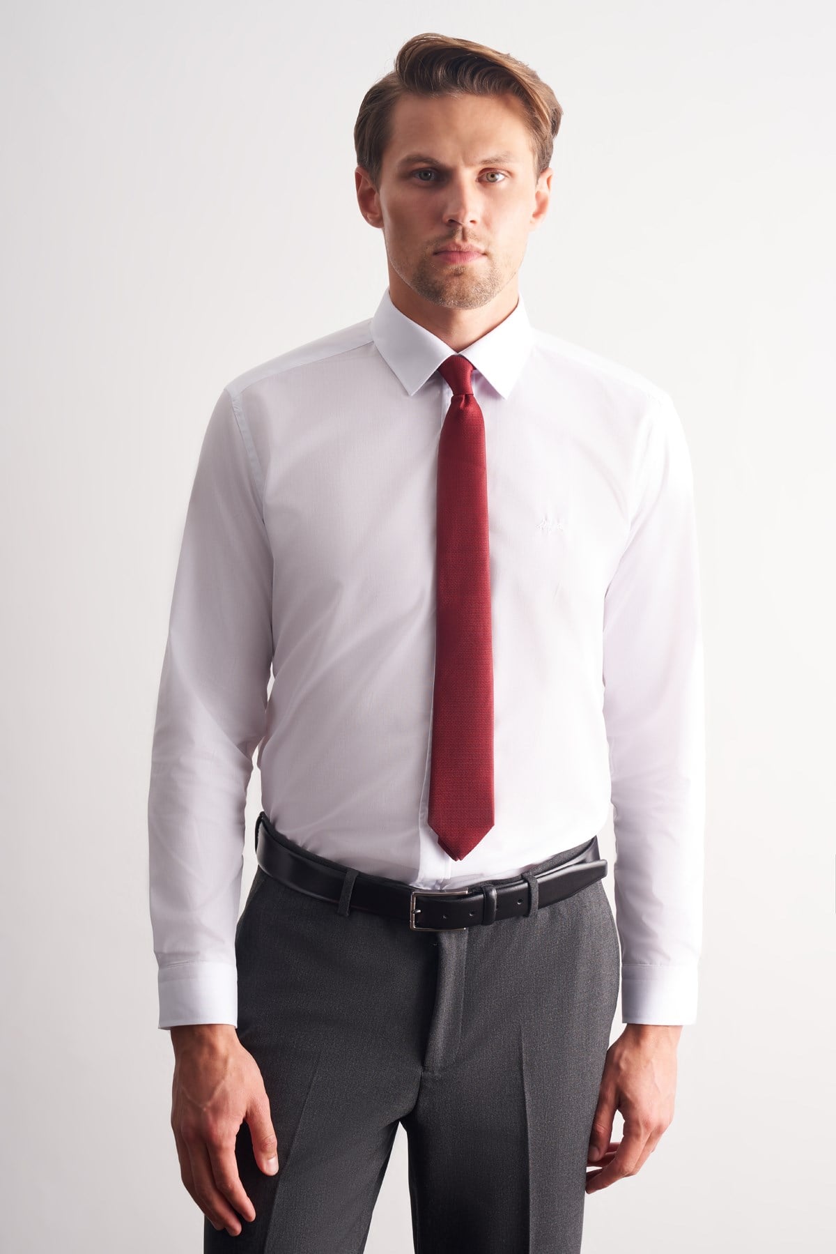 Beyaz Uzun Kol Sert Yaka Düz Pamuklu Slim Fit Gömlek 1004260057
