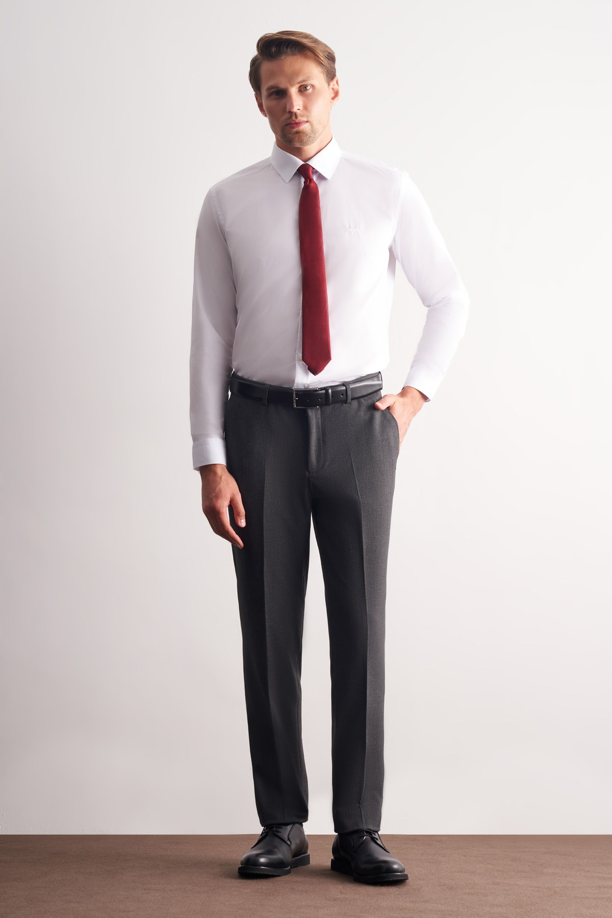 Beyaz Uzun Kol Sert Yaka Düz Pamuklu Slim Fit Gömlek 1004260057