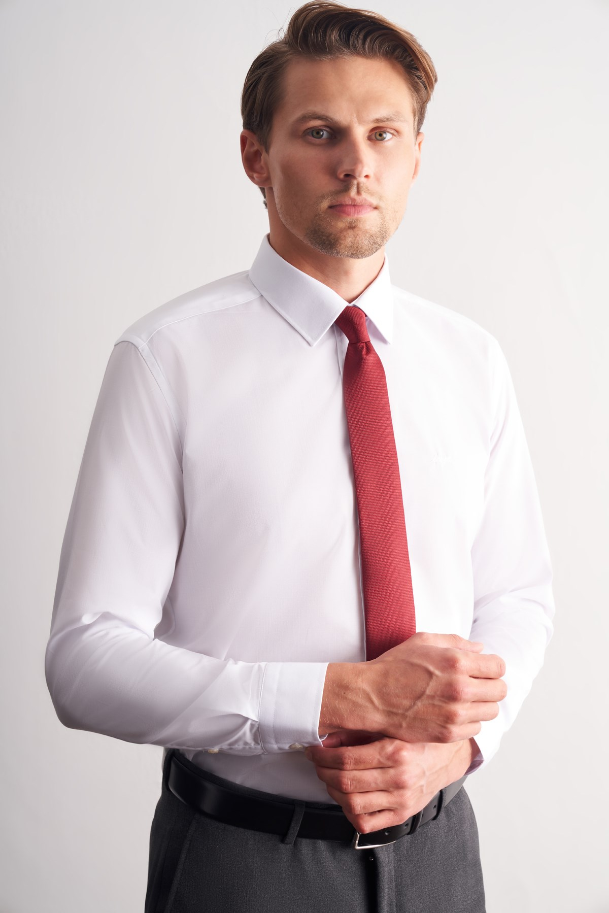 Beyaz Uzun Kol Sert Yaka Düz Pamuklu Slim Fit Gömlek 1004260057