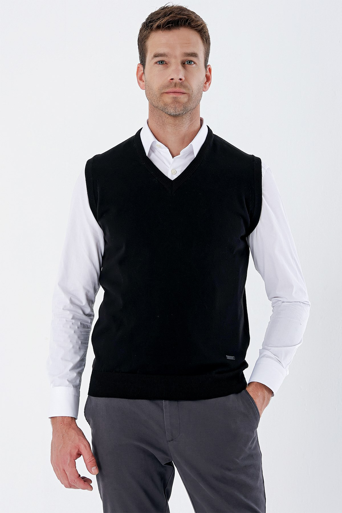 Siyah V Yaka Cepsiz Slim Fit Classic Yünlü Triko Süeter 1012255003