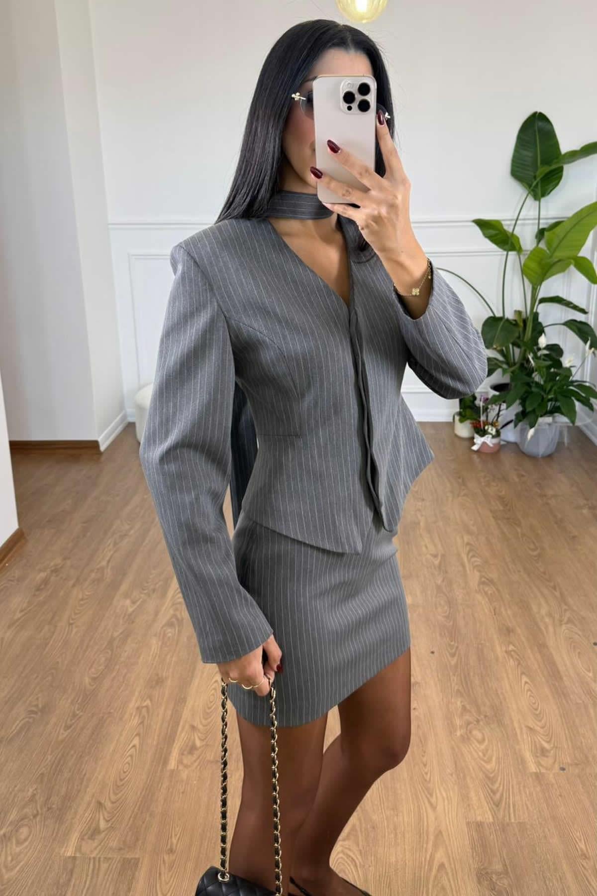 FULAR DETAYLI FİT BLAZER CEKET ETEK TAKIM - GRİ