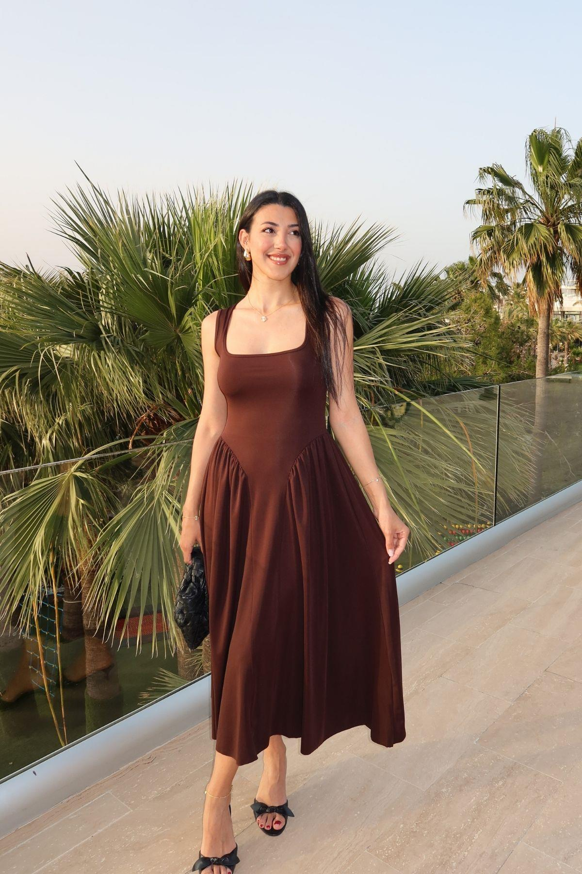 KARE YAKA ASKILI MAXİ ELBİSE 