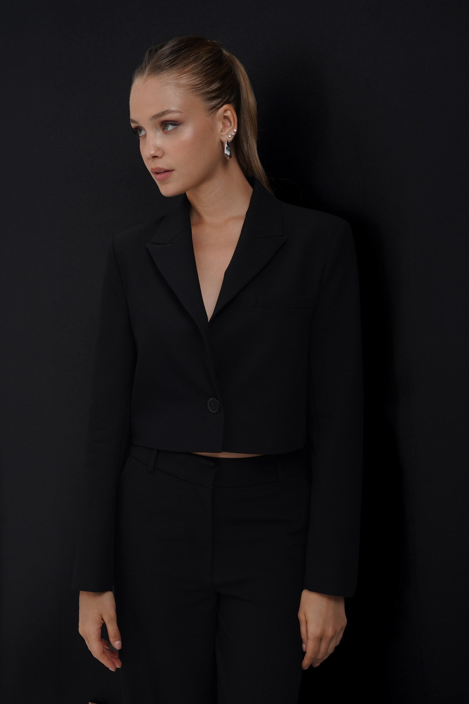 Kadın Siyah Düğmeli Slim Fit Crop Blazer