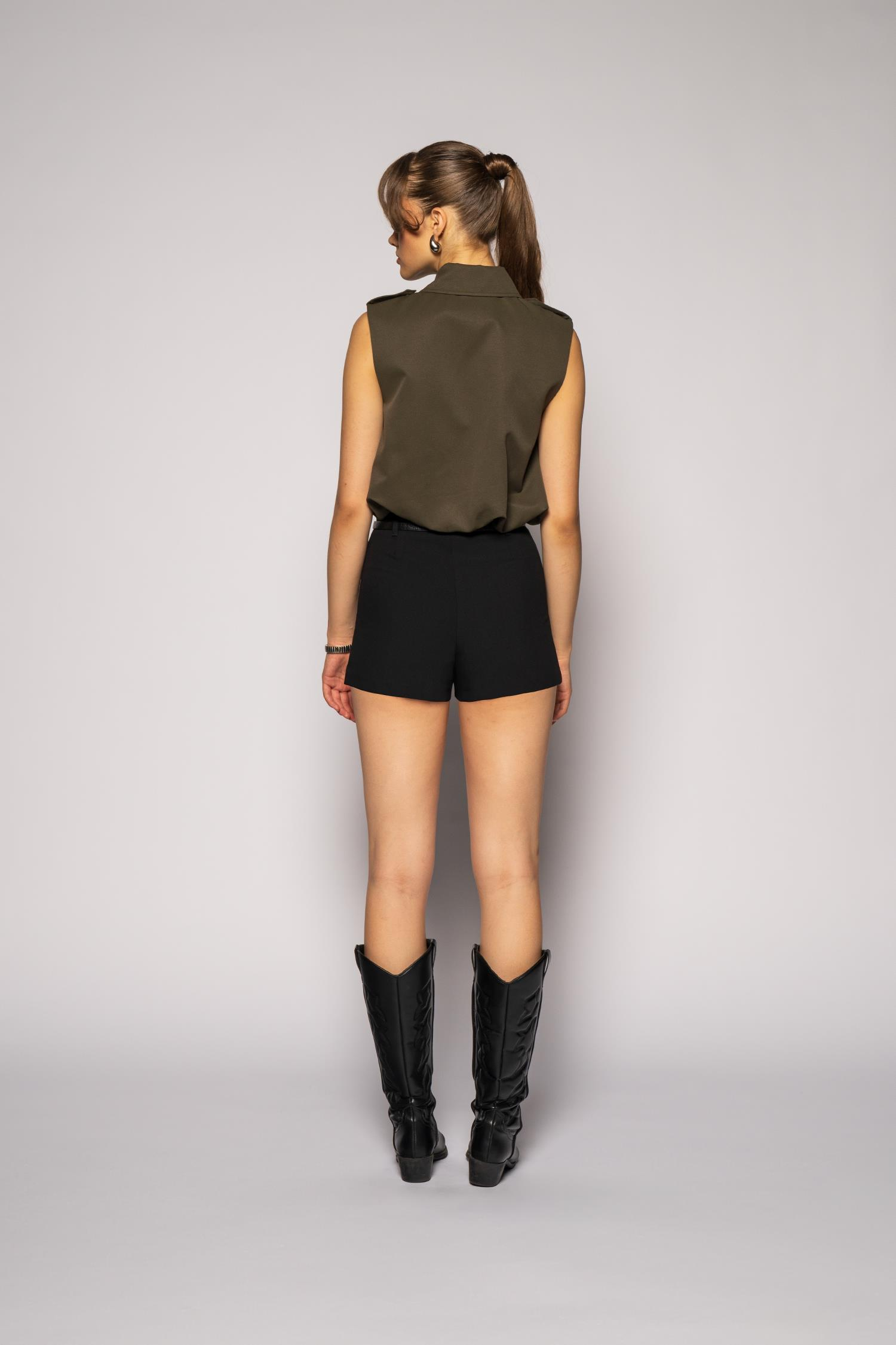 Kadın Siyah Yüksek Bel Hazır Kemerli Slim Fit Şort