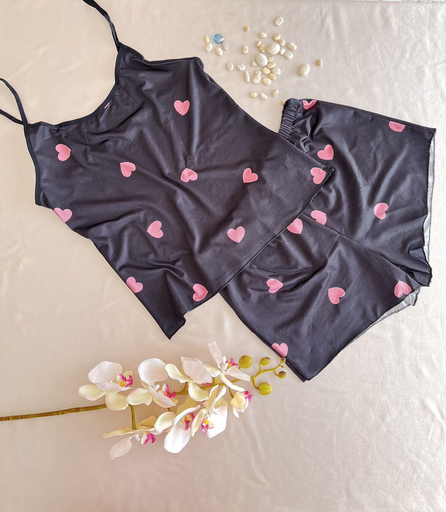 Likralı Şortlu Pembe Kalpli Siyah Pijama Takımı